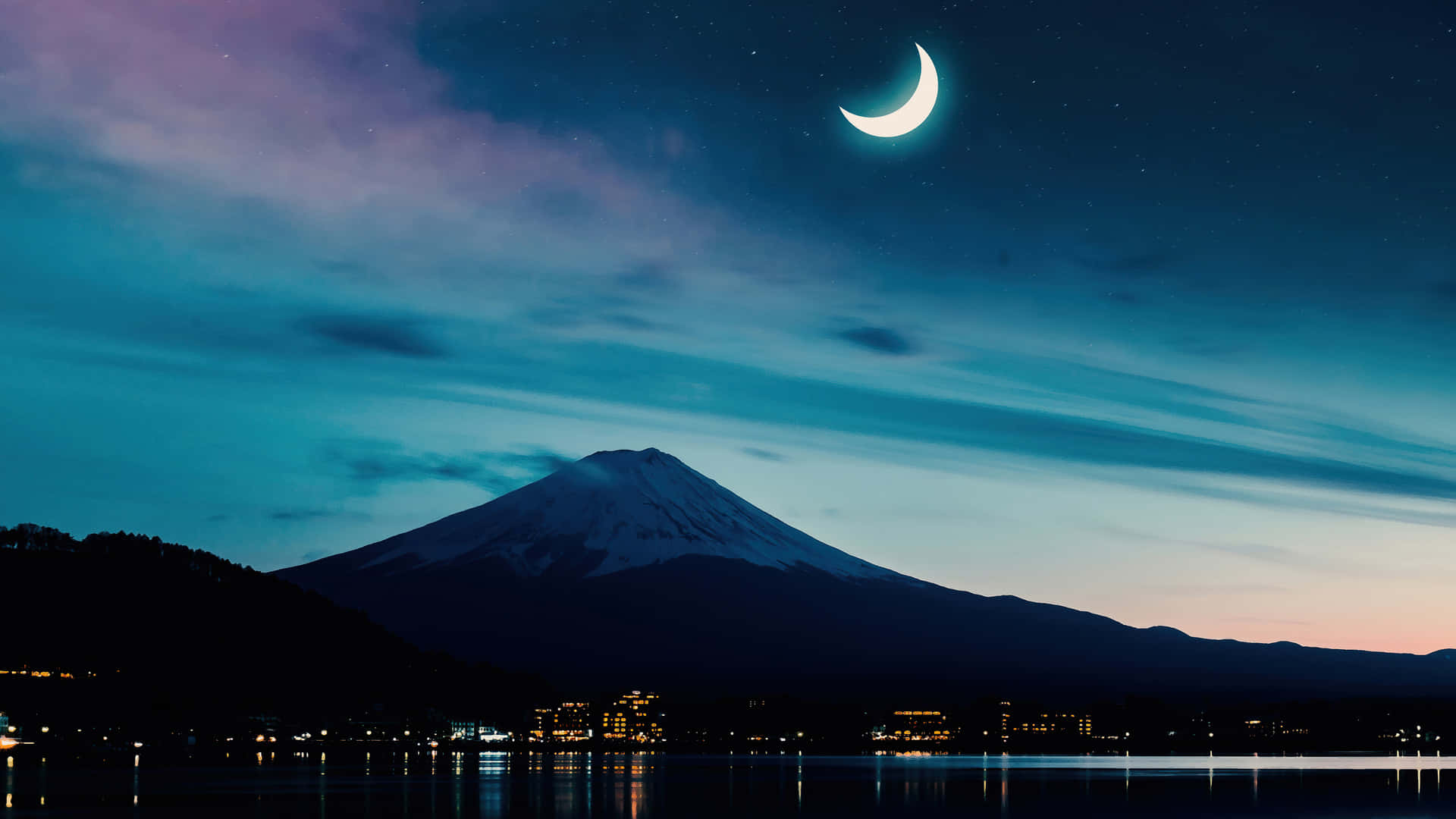Månformadmåne Över Fuji. Wallpaper