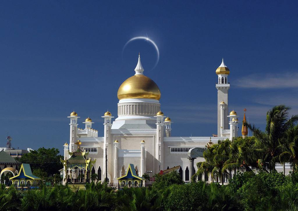 Lunasopra La Moschea Di Brunei Sfondo