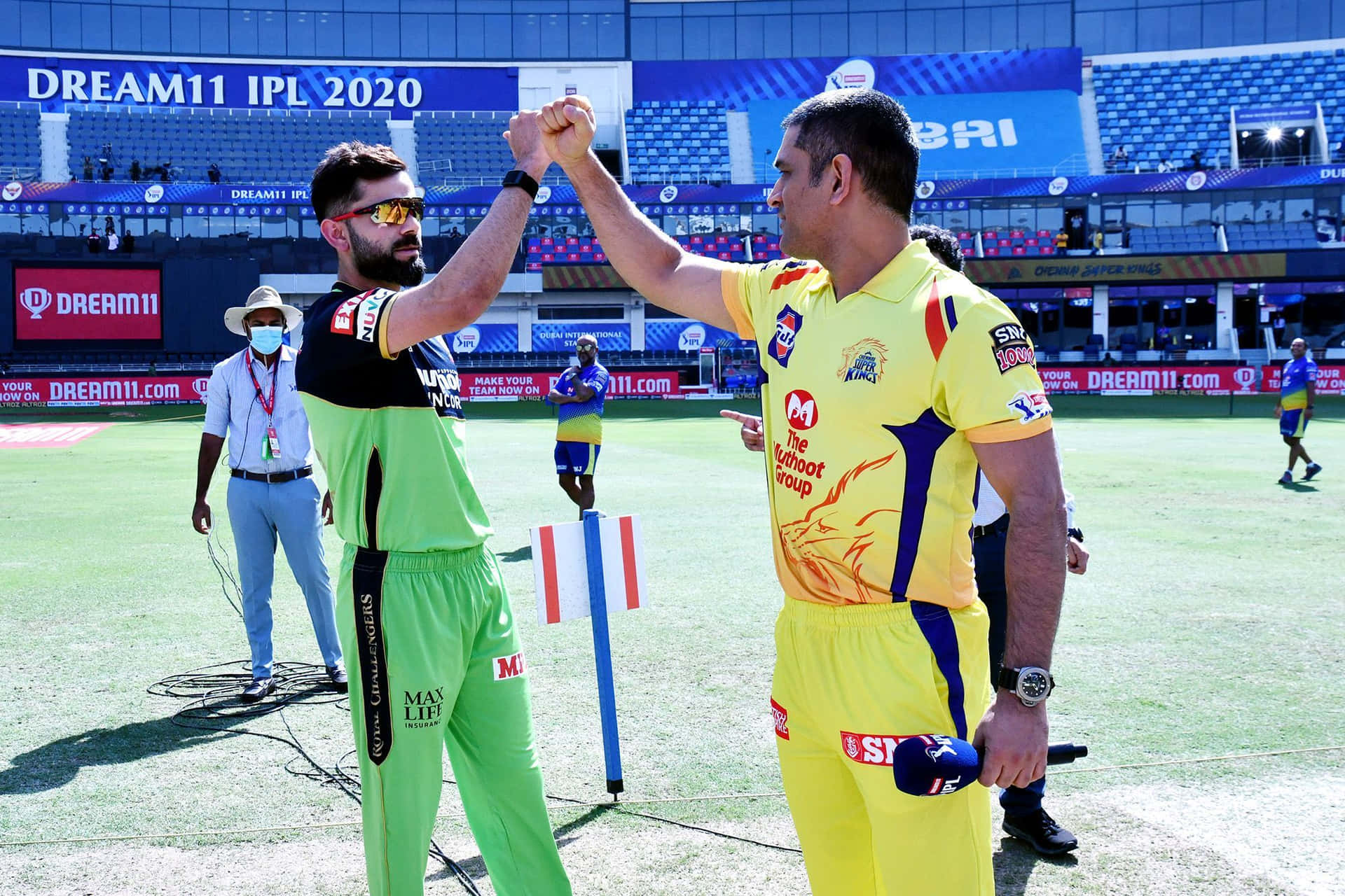 Cricket Captains Fist Bump I P L2020 Wallpaper