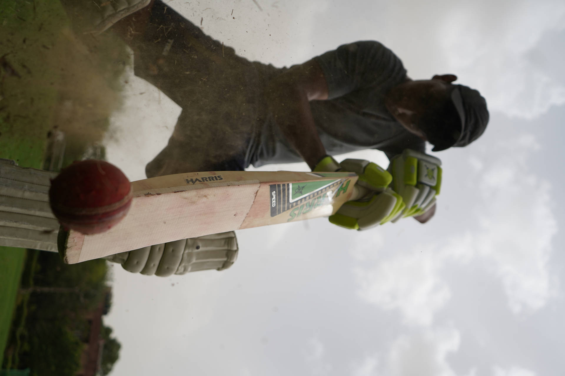Cricketspieler Mit Staub Bedecktem Schläger Wallpaper