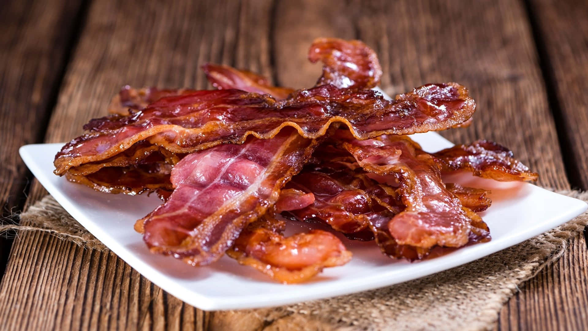 Bacon Croustillant Sur Une Assiette Fond d'écran