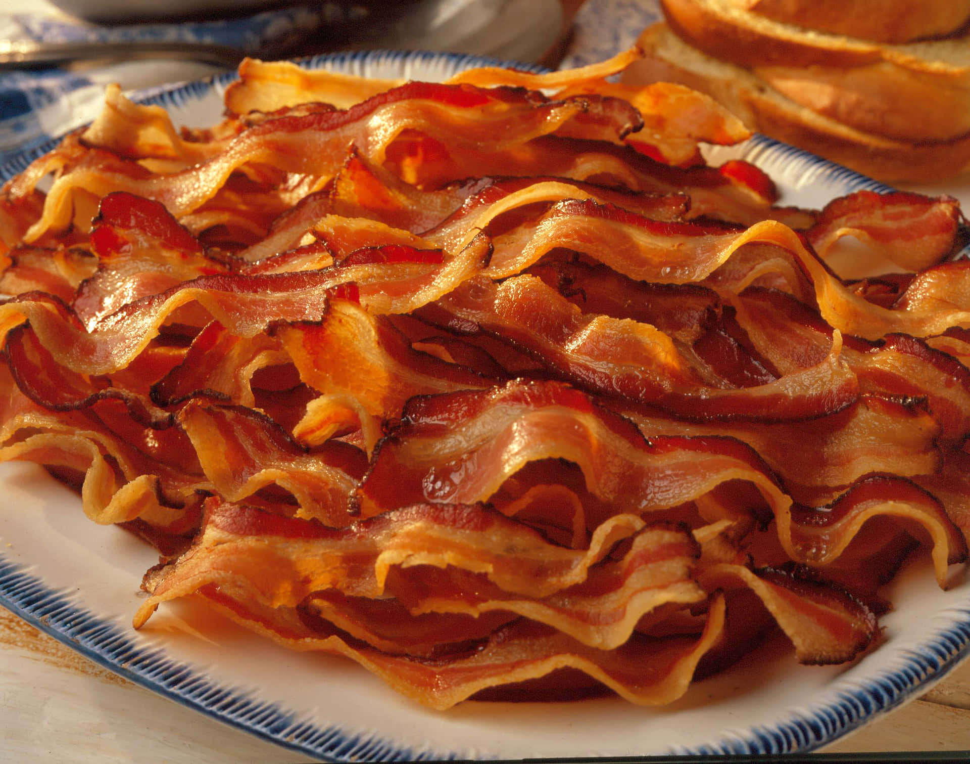 Bacon Renyah Di Piring Wallpaper