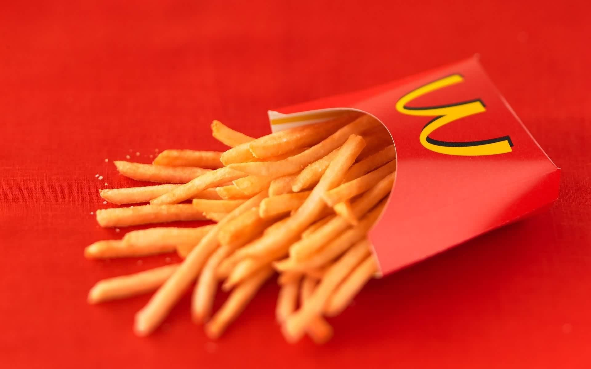 Crispy Large French Fries Wallpaper