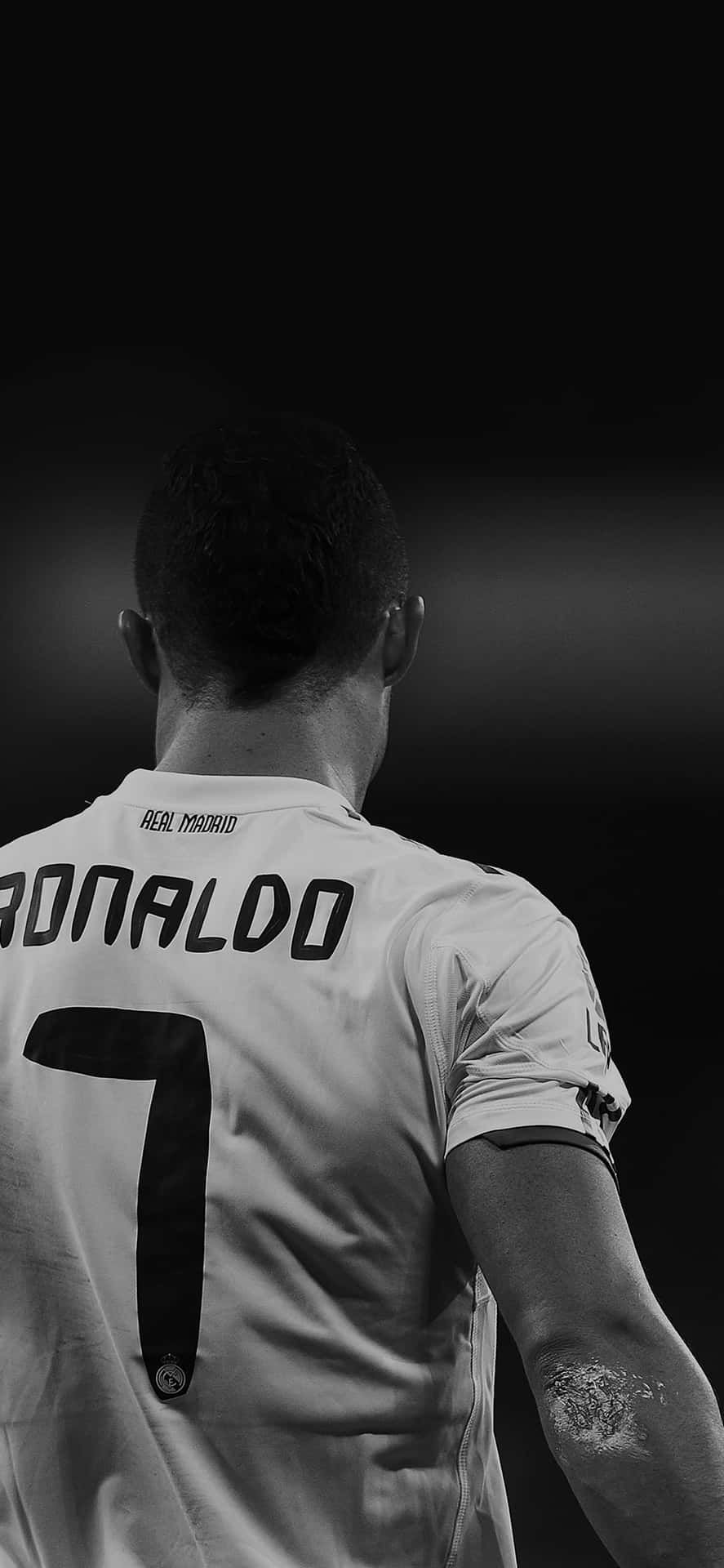 Cristiano Ronaldo sparker en fri bold under et fodboldspil Wallpaper