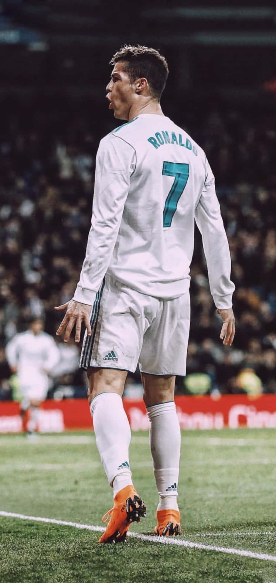 Elmundialmente Famoso Cristiano Ronaldo En Acción En El Campo De Fútbol. Fondo de pantalla