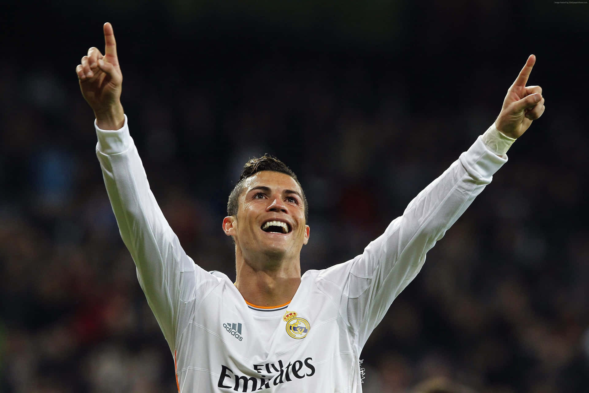 Cristiano Ronaldo dribbler bolden under en professionel fodboldkamp Wallpaper