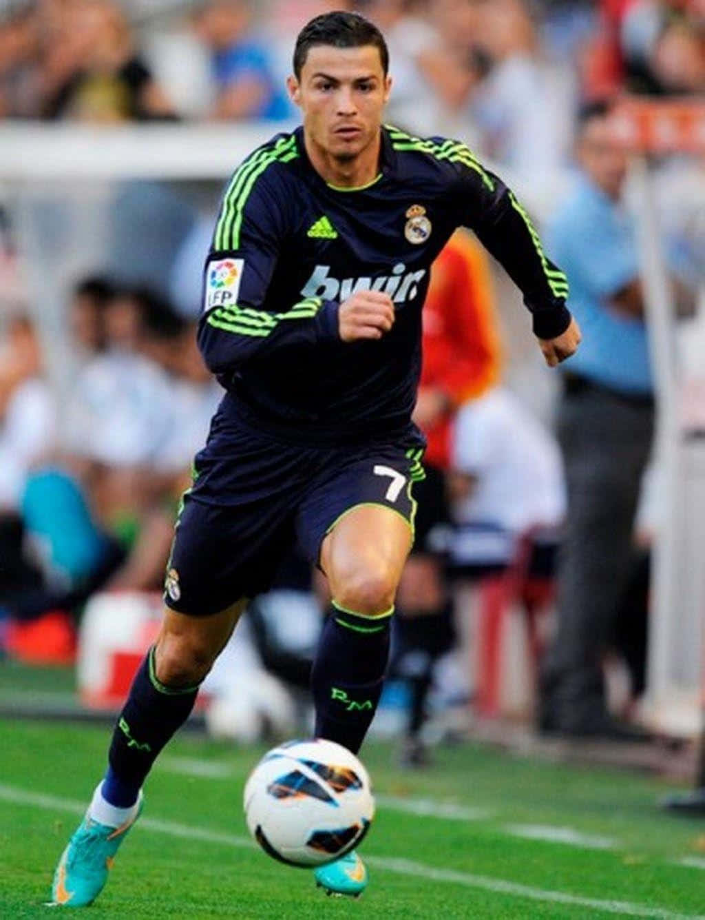 Cristiano Ronaldo tager kontrol af spillet. Wallpaper