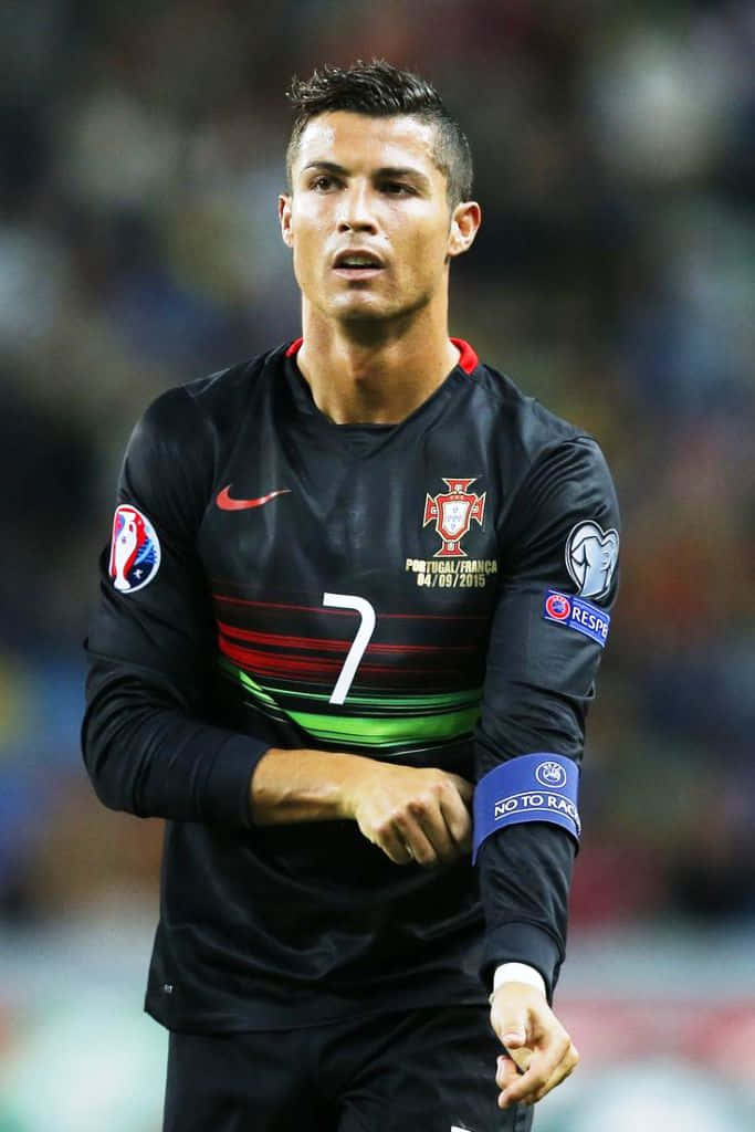 Cristianoronaldo In Azione Durante Una Partita Di Calcio.