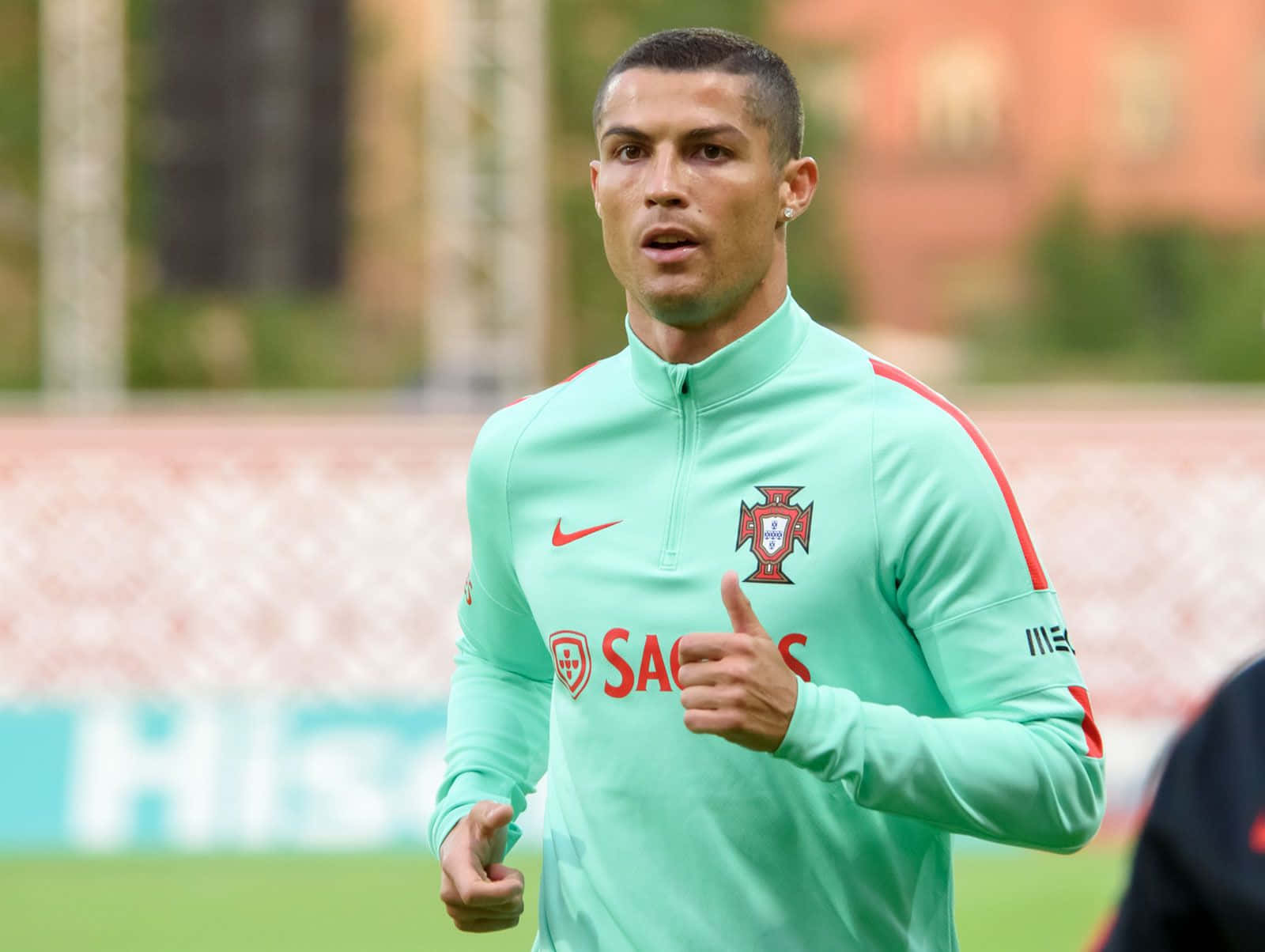 Cristianoronaldo In Azione Sul Campo Da Calcio.