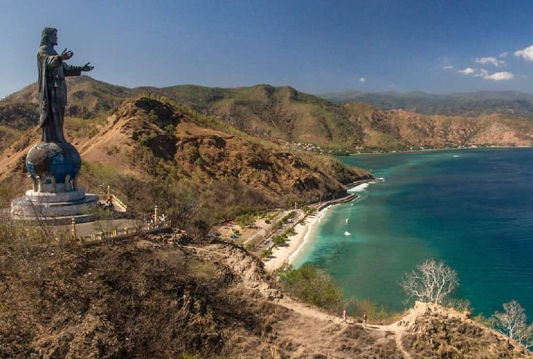 Cristo Rei Strand Timor Leste: Tag et smut til exotiske strande af Timor Leste med denne smukke udsigt Wallpaper