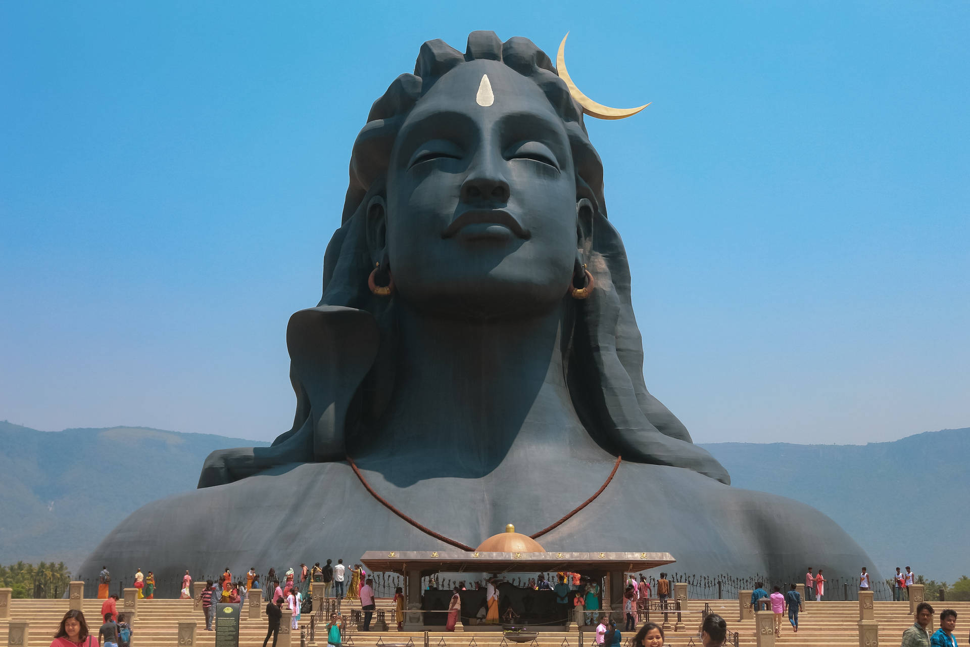 Folla Alla Statua Di Adiyogi Shiva Sfondo