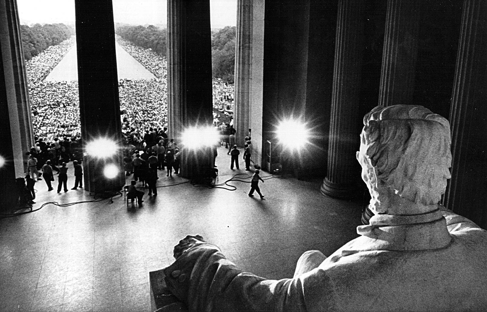 Multidãose Reúne Ao Redor Do Monumento De Lincoln. Papel de Parede