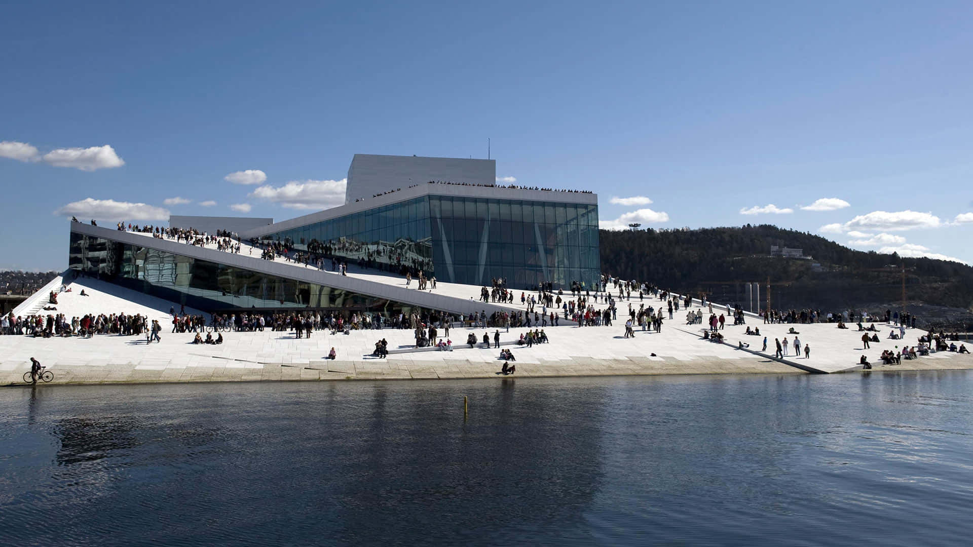Multitudfuera De La Ópera De Oslo Fondo de pantalla
