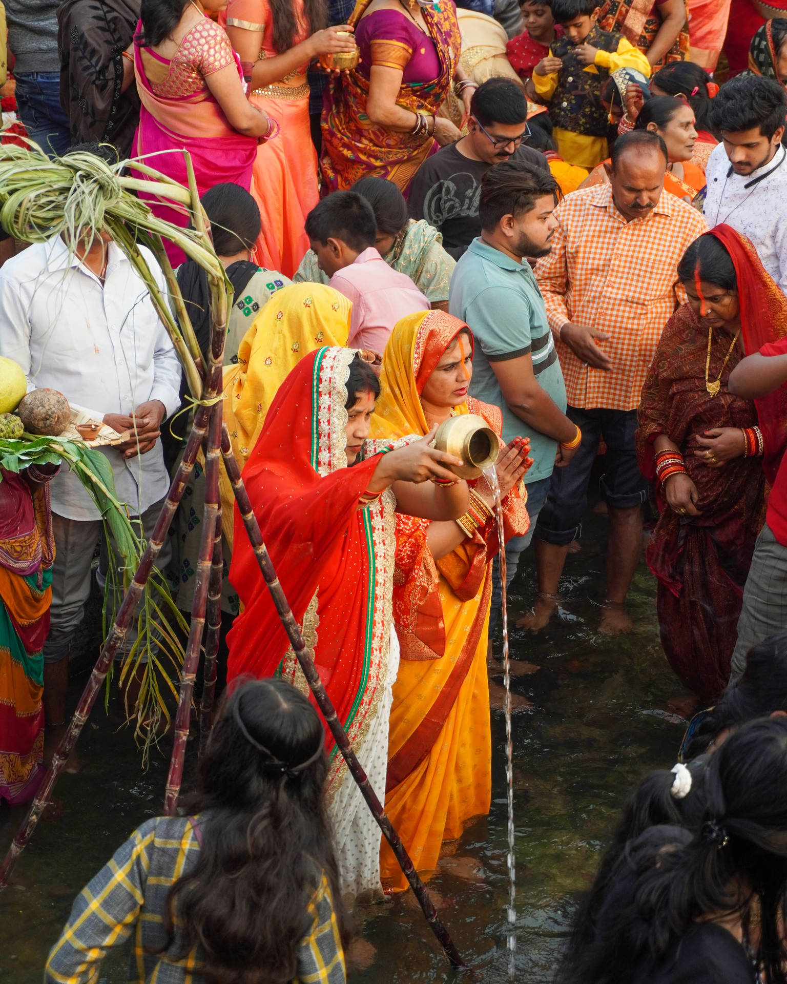 Crowd With Feet Submerged Chhath Puja Wallpaper