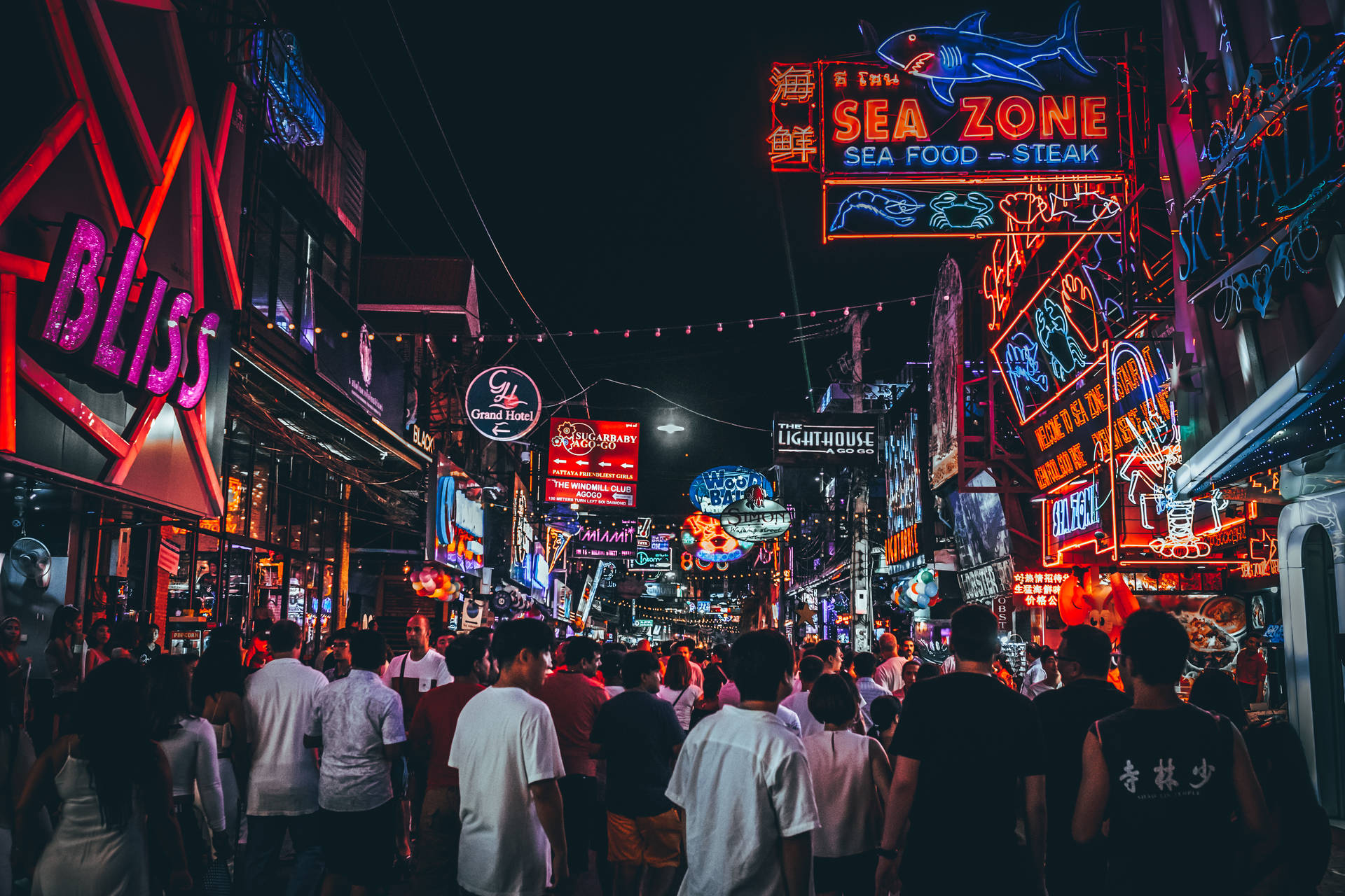 Crowded Pattaya City At Night Wallpaper