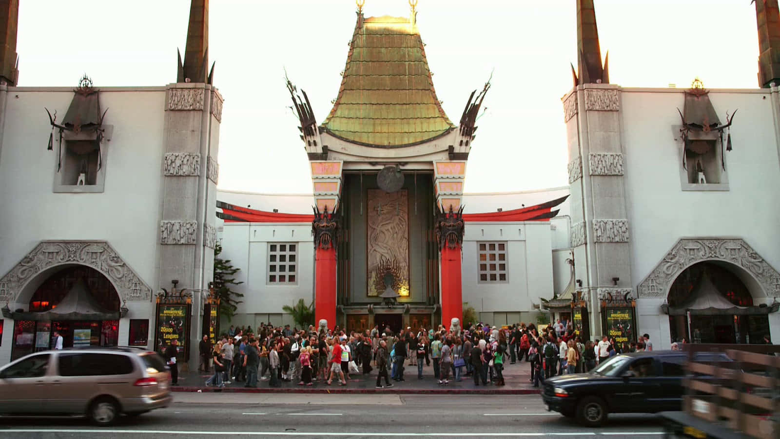 Crowds Outside Graumans Chinese Theatre Wallpaper