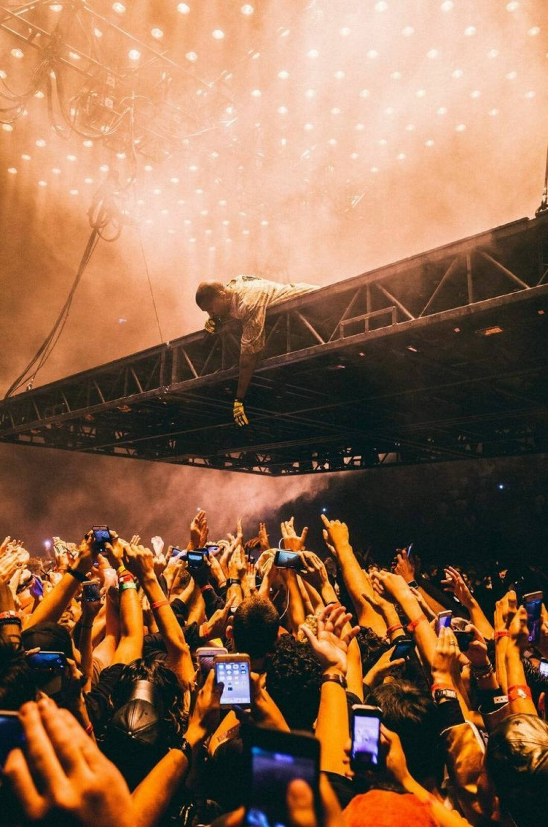 Crowds Reaching For Kanye West Android Wallpaper