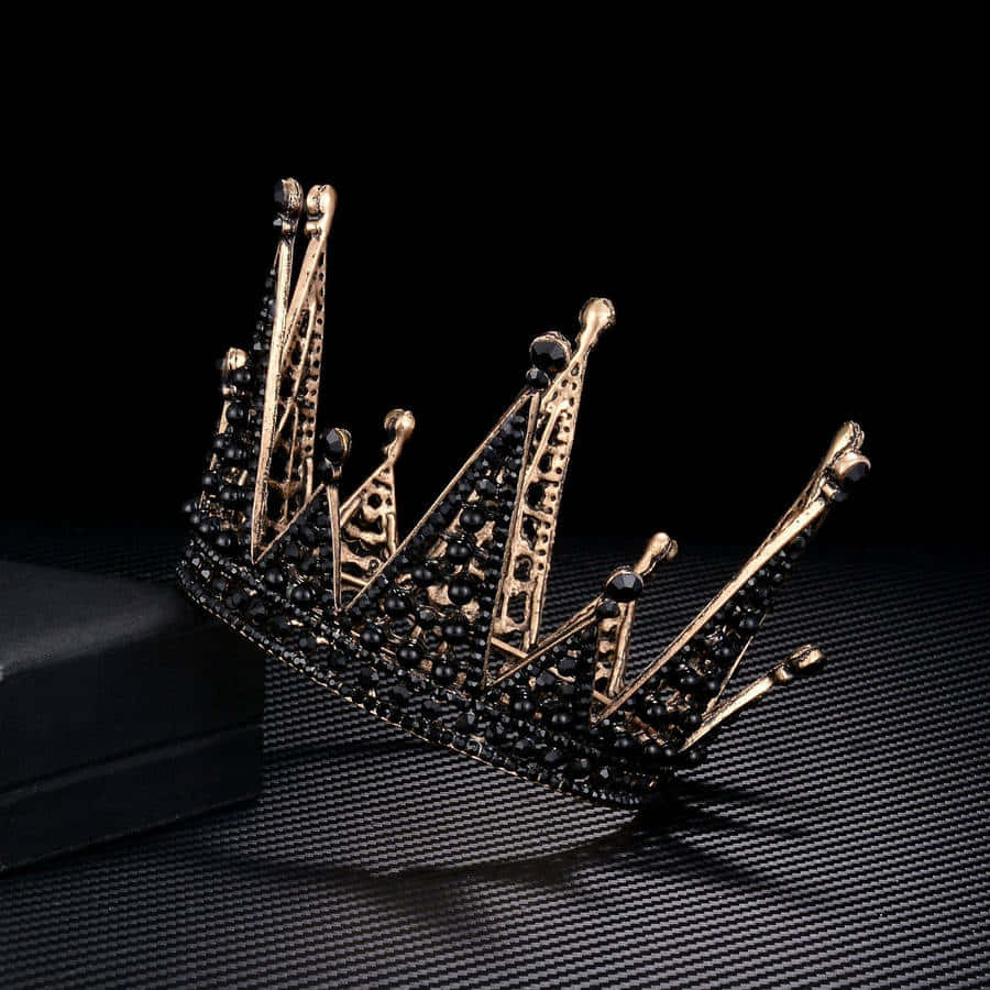 A dazzling golden crown stands out as an elegant and stunning symbol of power and luxury.
