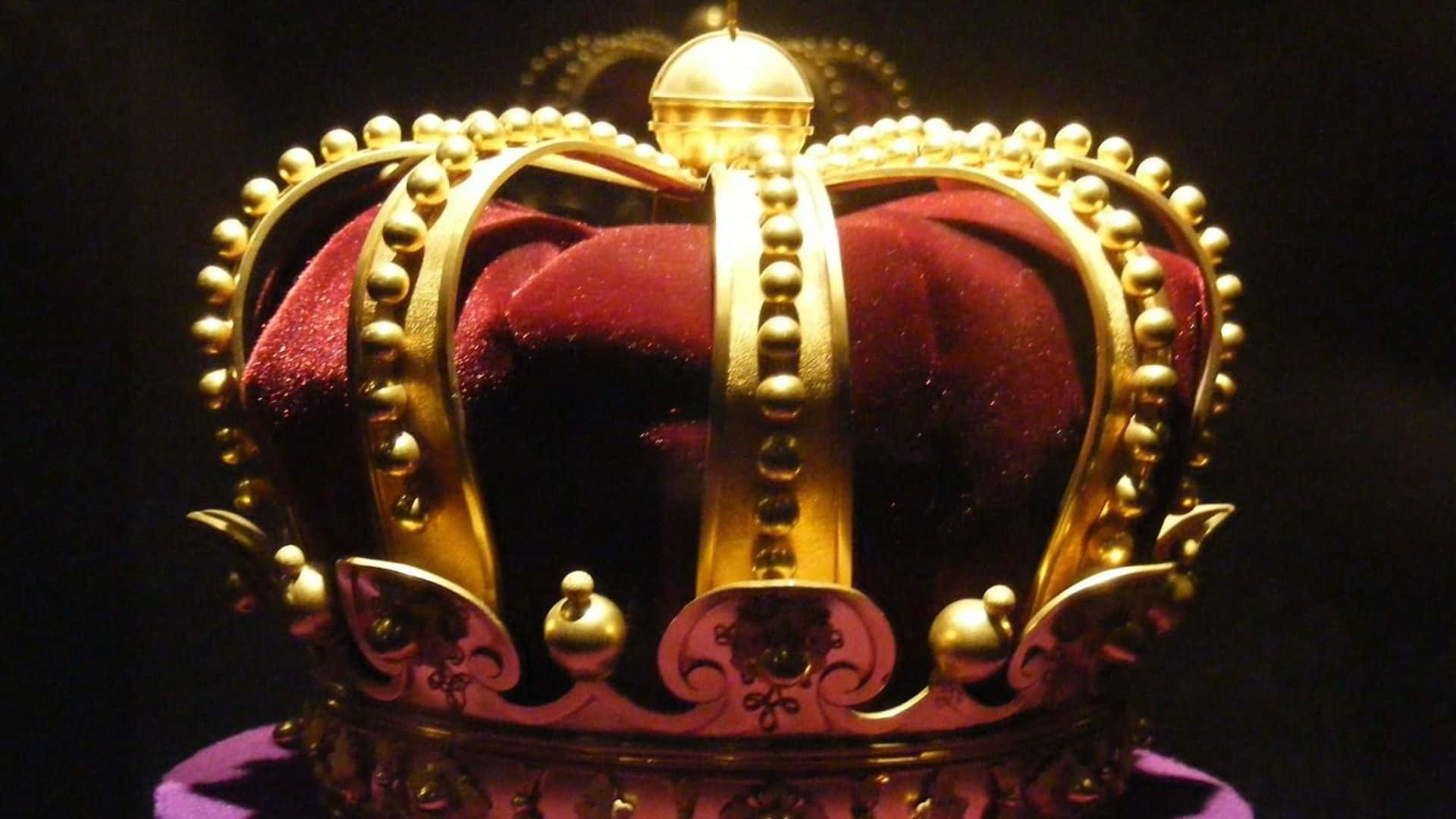Majestætog Styrke - Geometrisk Guld Krone