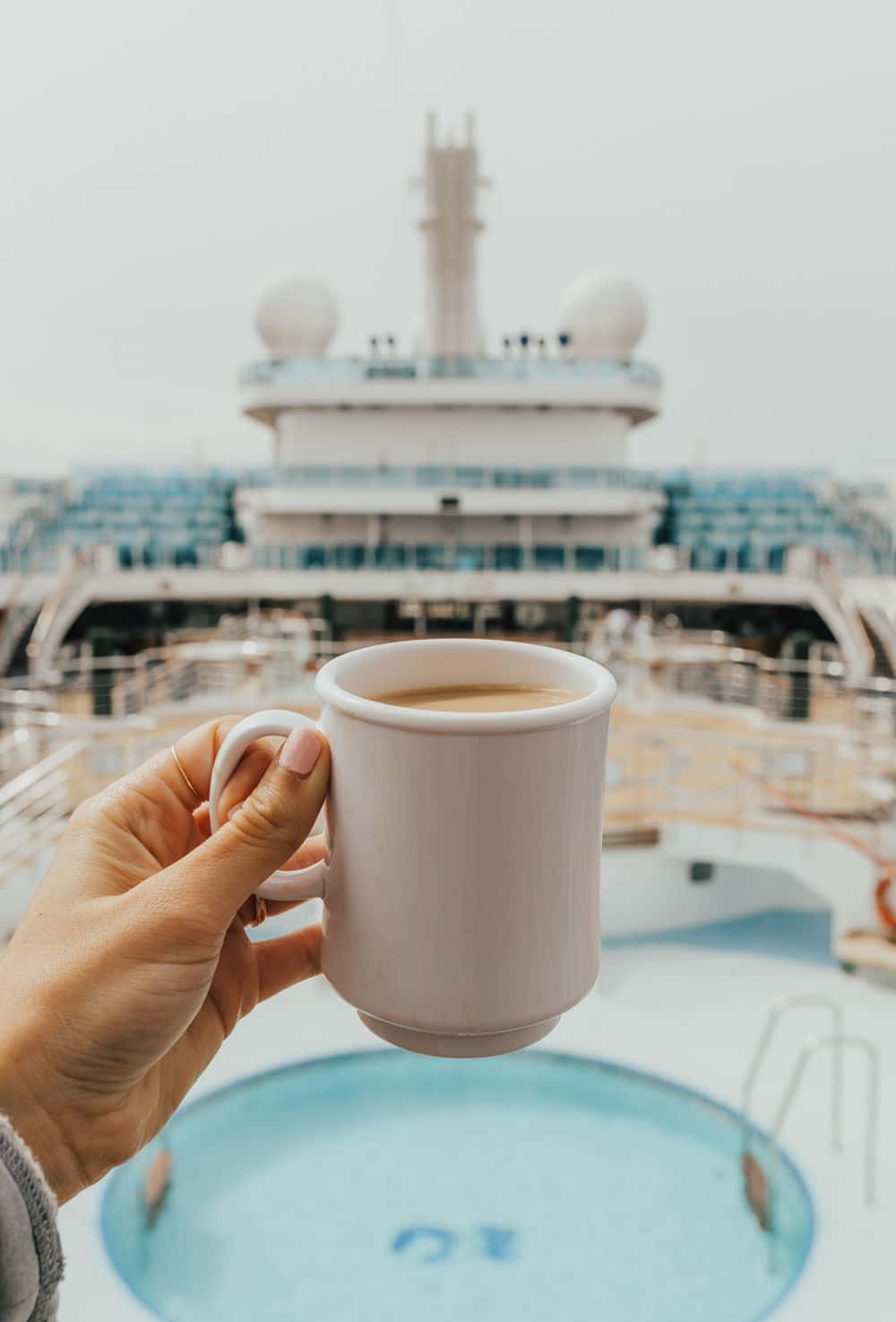 Hålleren Kaffekopp På En Bild Av En Kryssningsfartyg