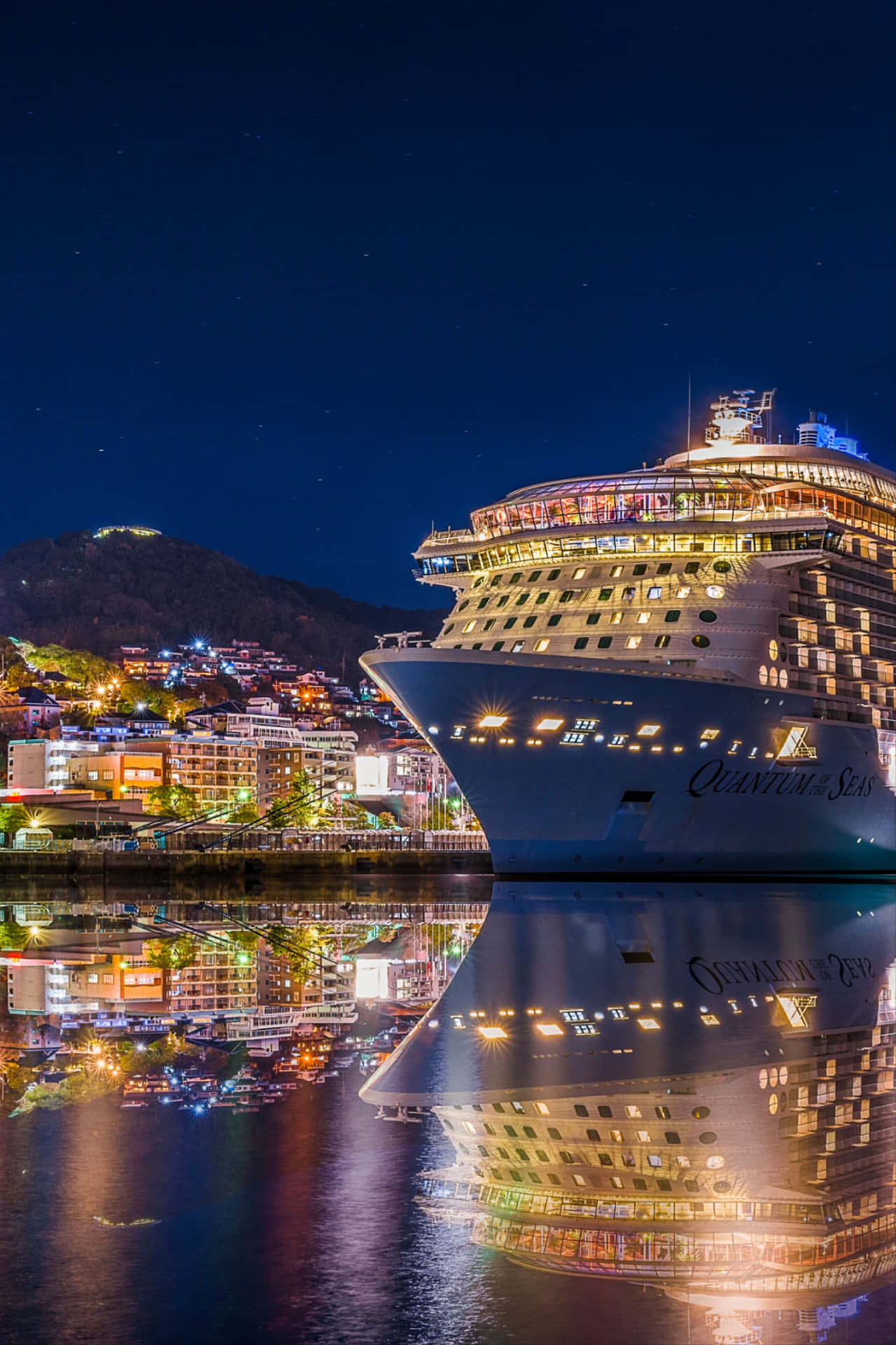 Imagende Un Crucero Con Luces Por La Noche.