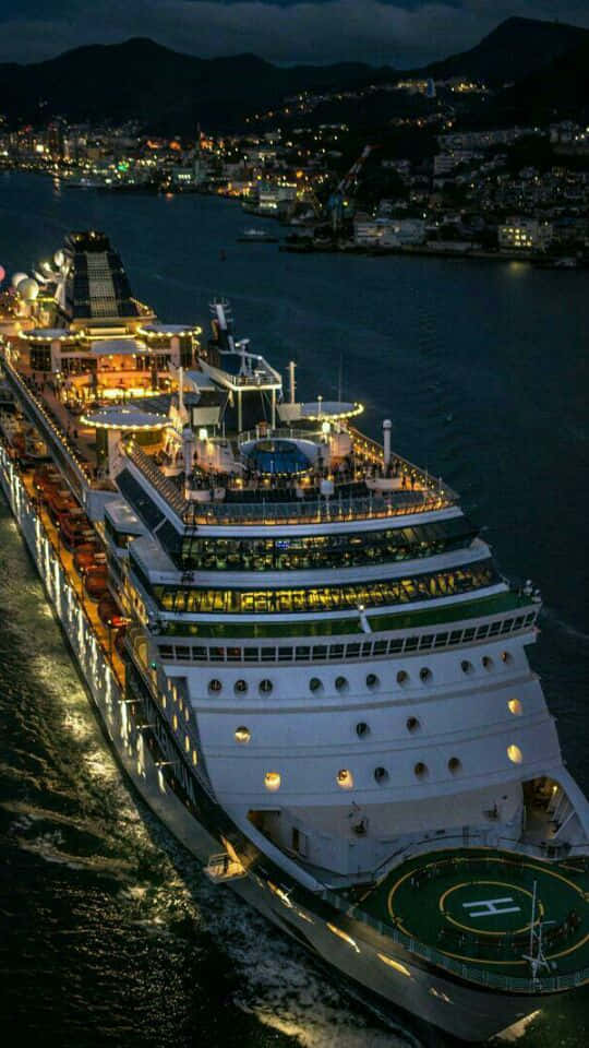 Imagende Un Crucero Nocturno Navegando.