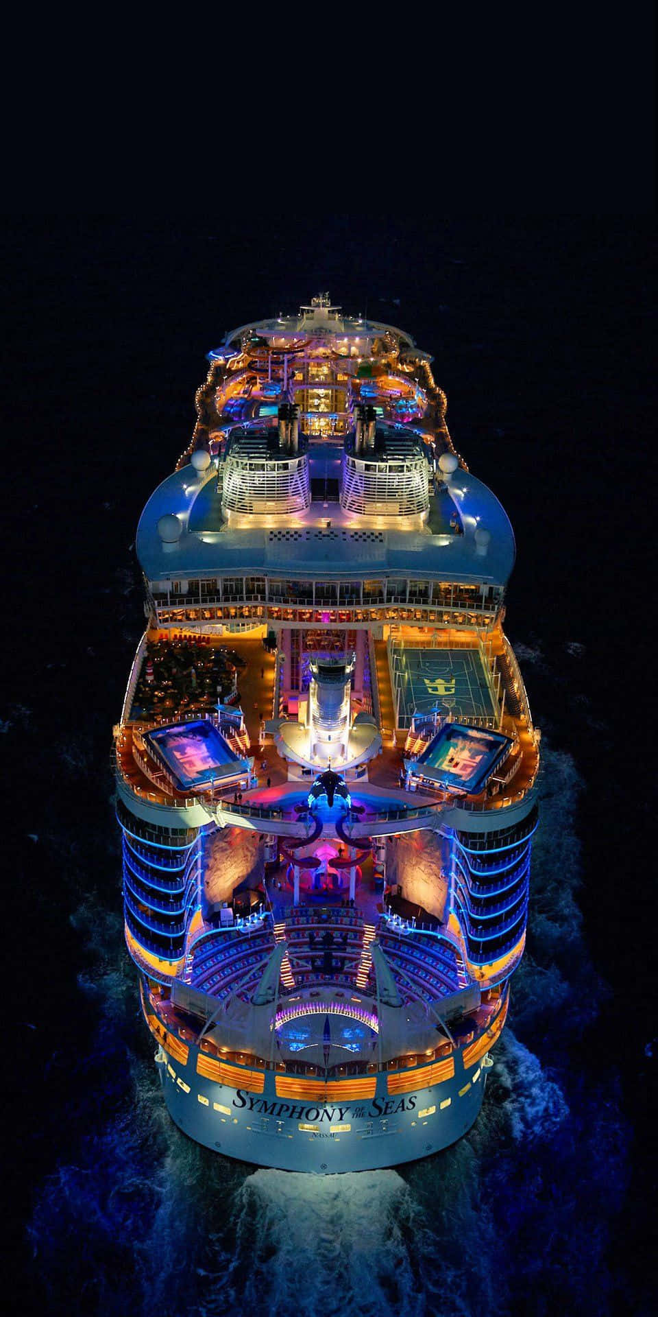 Imagende Un Barco De Crucero Con Luces Coloridas.
