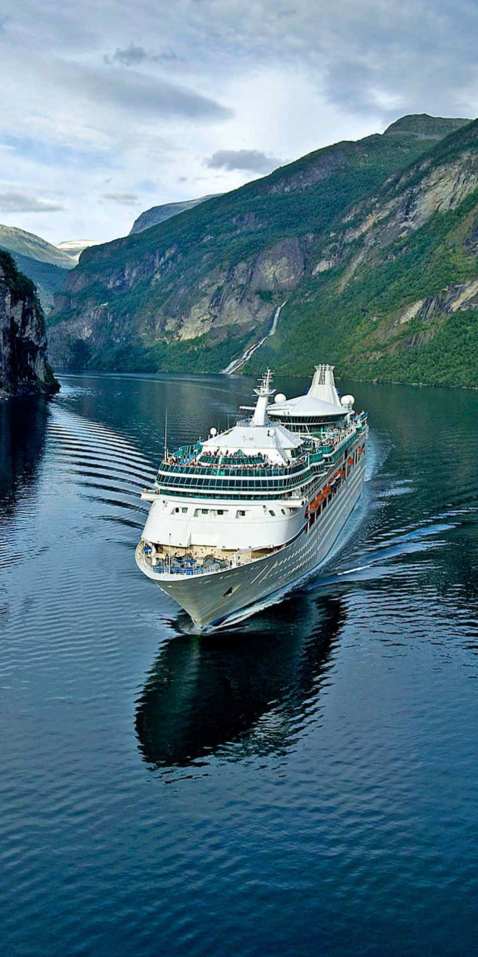 Segelbåtkryssningsskepp Med Utsikt Över Bergen Bild