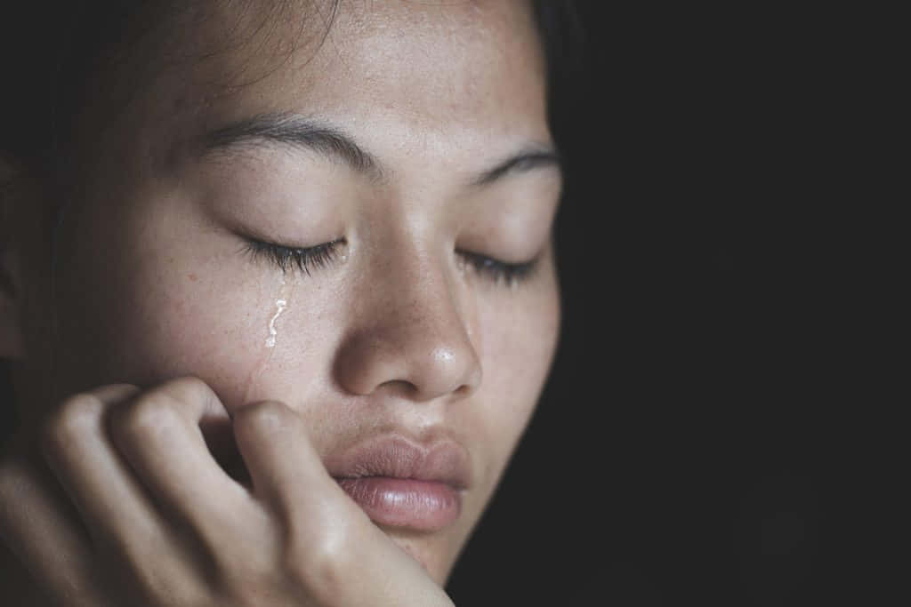 Asiatiskkvinna Med Slutna Ögon Gråter På Bild (för Dator- Eller Mobilskrivbordsbakgrund).