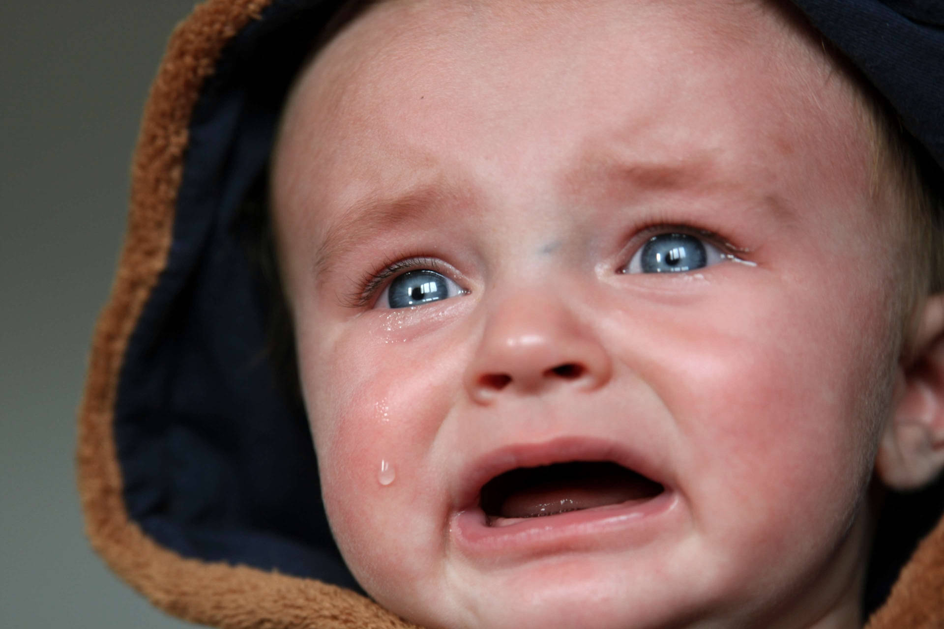 Weinendeslustiges Baby Mit Blauen Augen Wallpaper