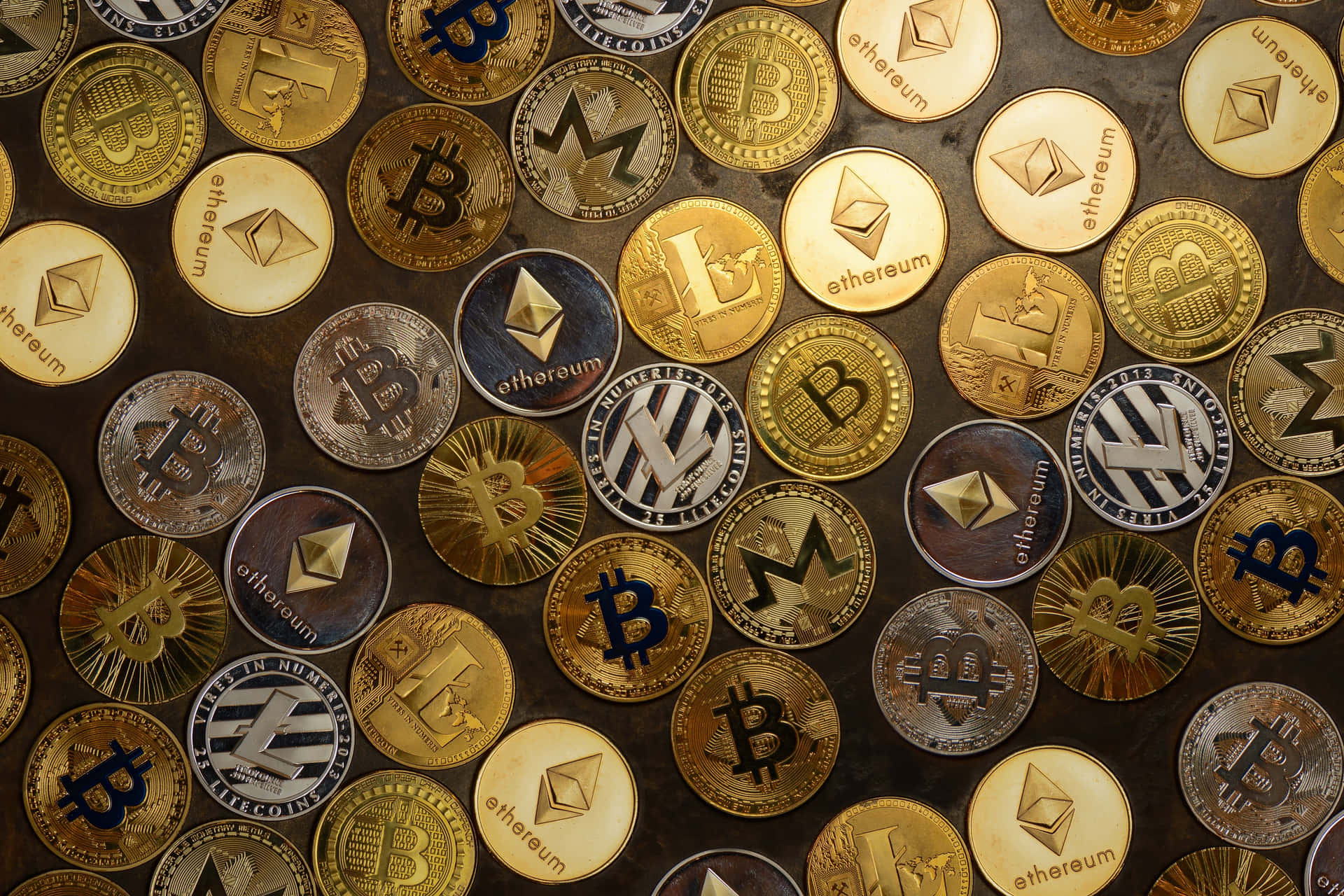 Ungruppo Di Monete Bitcoin Su Uno Sfondo Nero