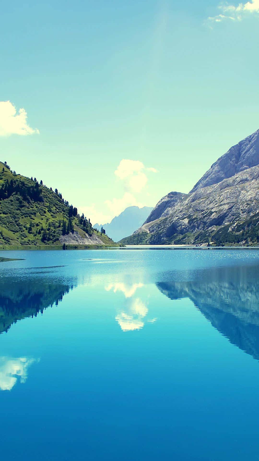 Crystal Blue Lake Natural Background Wallpaper
