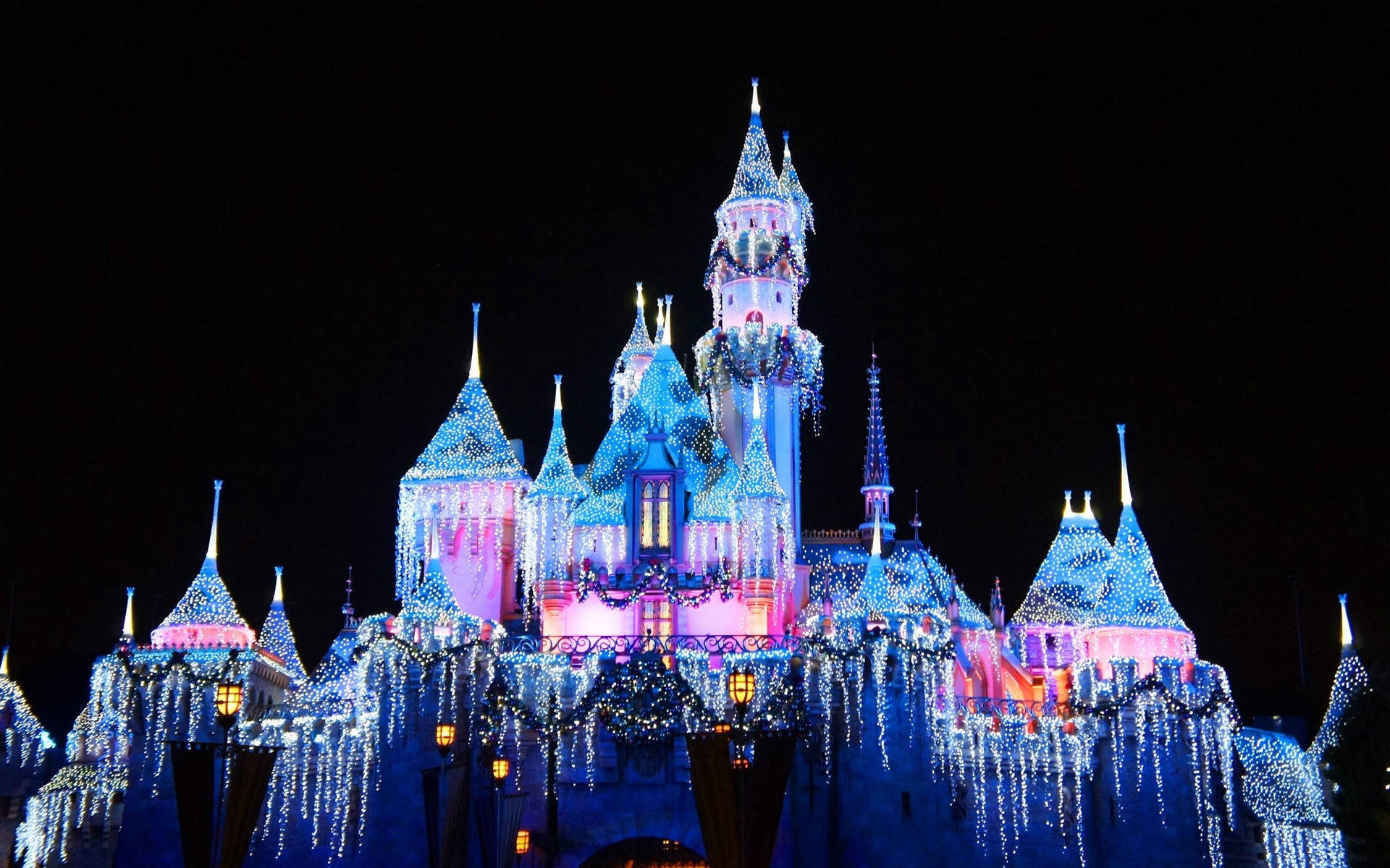 Kristallklargnistrande Disneyland-slottet. Wallpaper