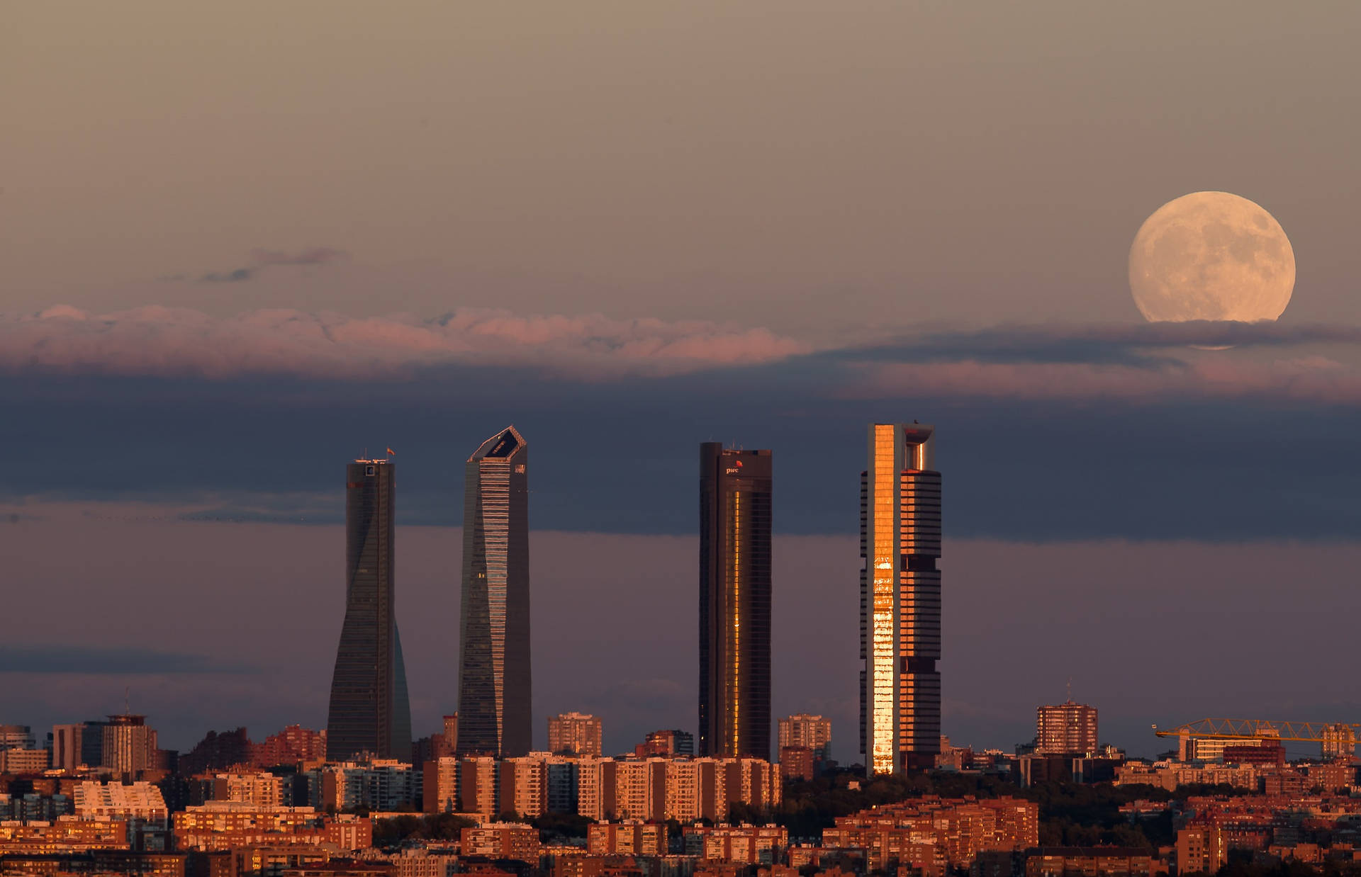 Cuatro Torres Madrid Månad (if Referring To A Monthly Wallpaper Calendar Featuring The Cuatro Torres Madrid Skyline) Wallpaper