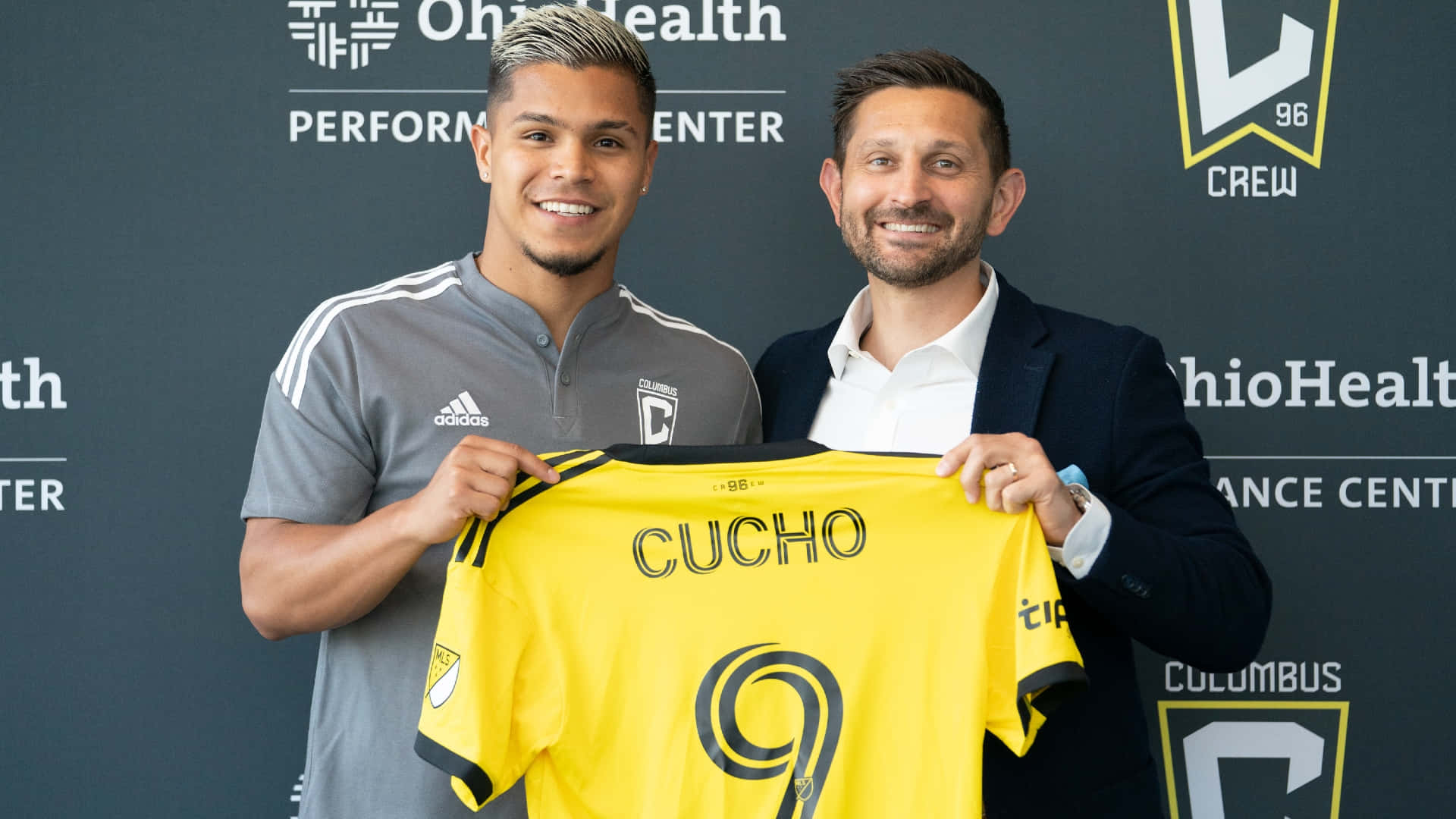 Cuchohernandez Firma Il Contratto Con Il Columbus Football Club Sfondo