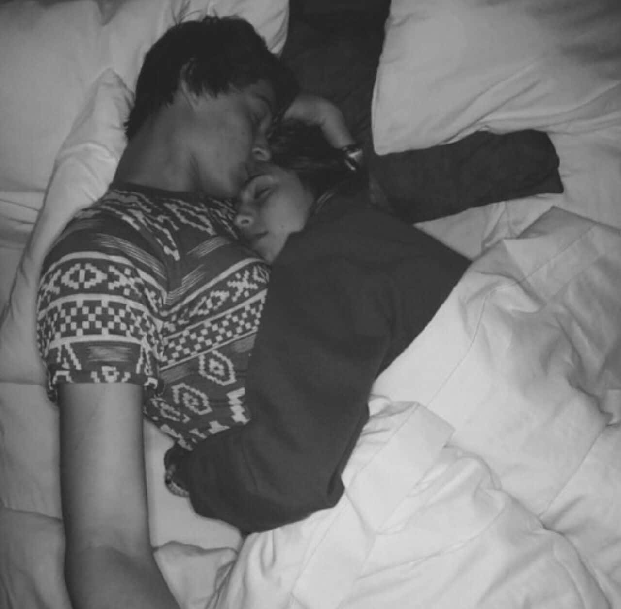 Bildervon Einem Jungen Schlafenden Paar Beim Kuscheln