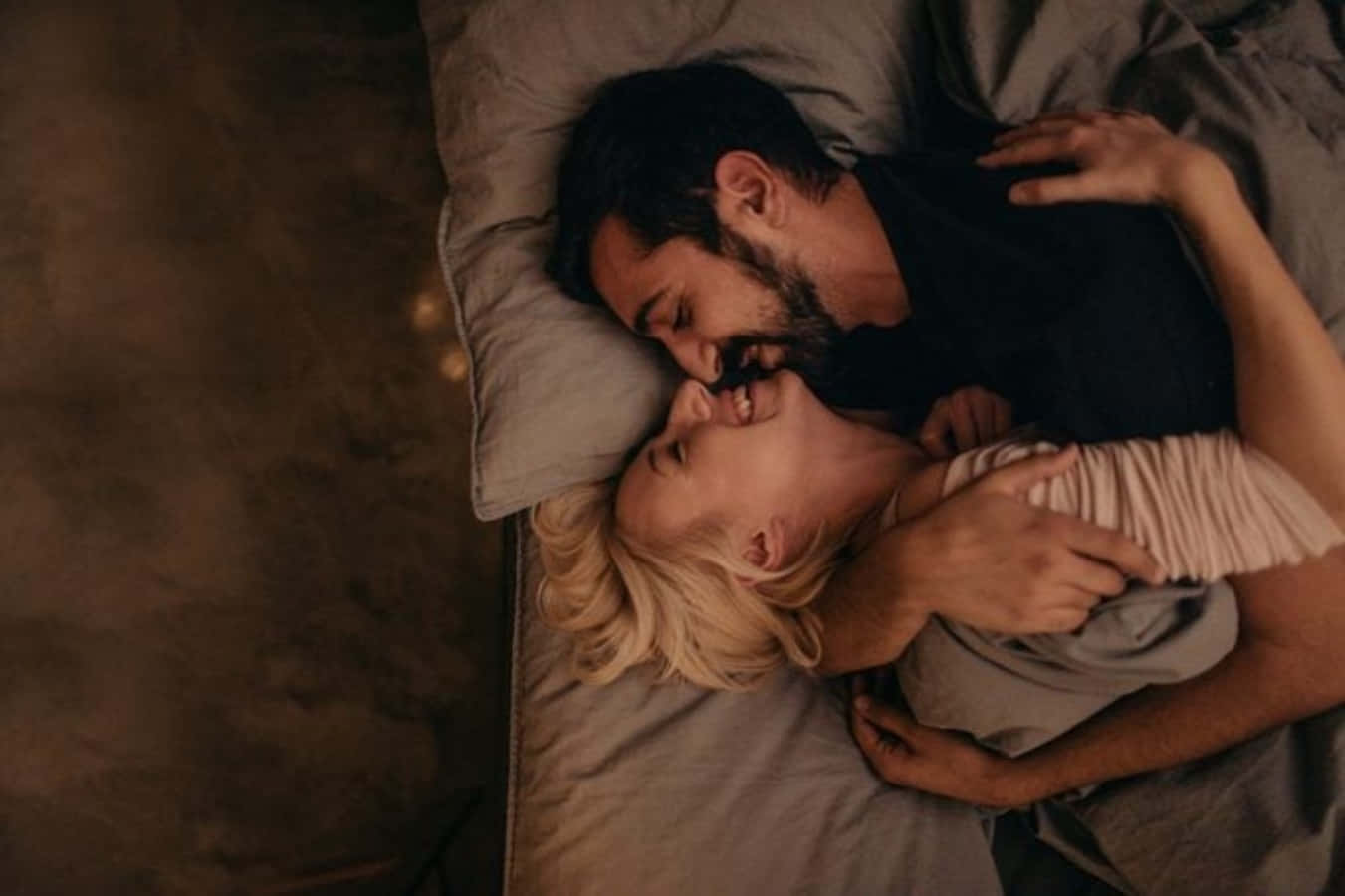 Imagensde Cuddling Kissing In Bed.