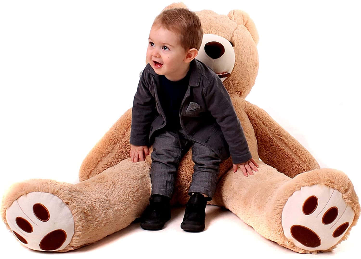 A little child hugging a soft cuddly toy with love and care Wallpaper