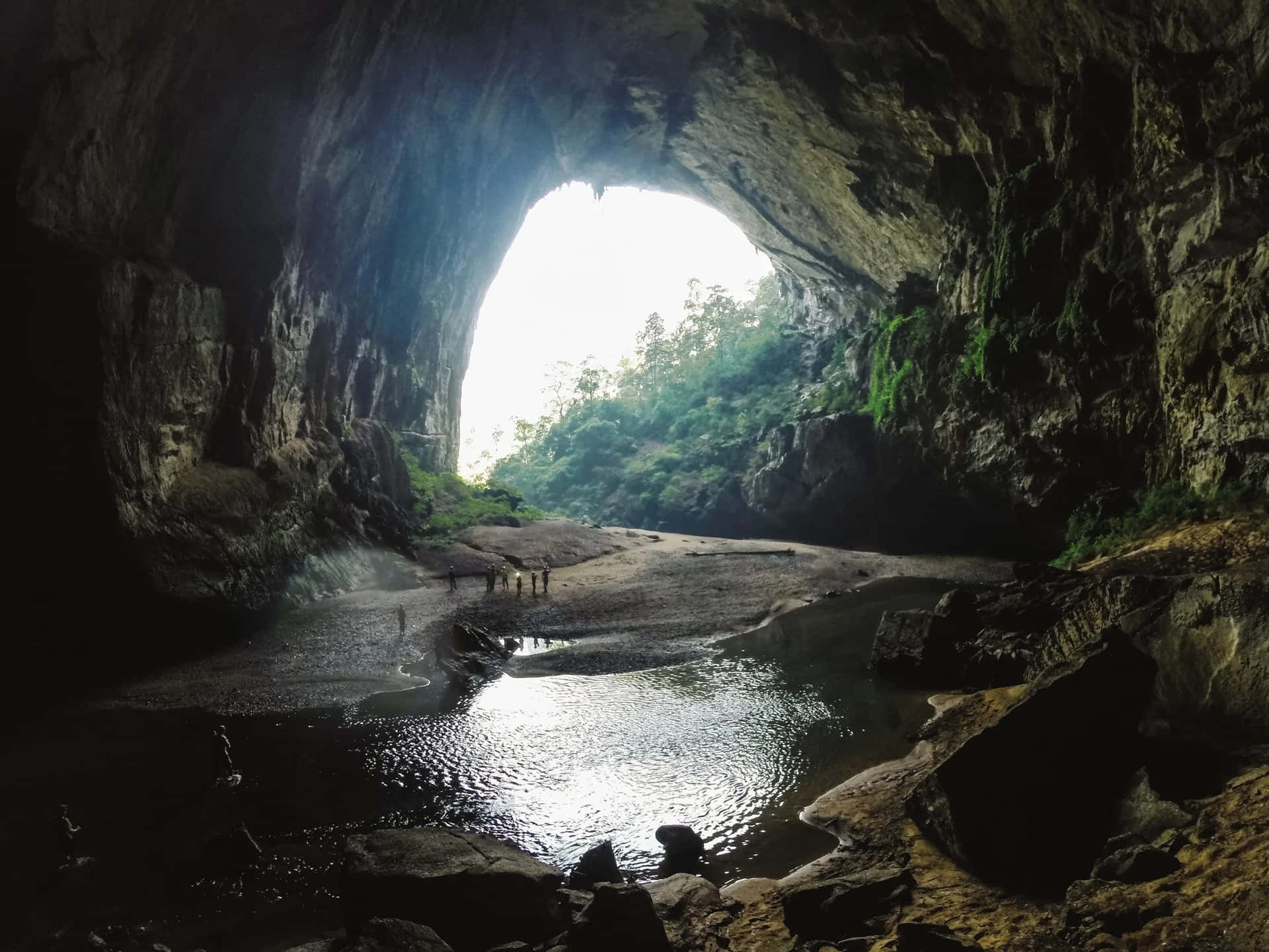 Cuevade Piedra Caliza Majestuosa Iluminada Por La Luz Del Sol