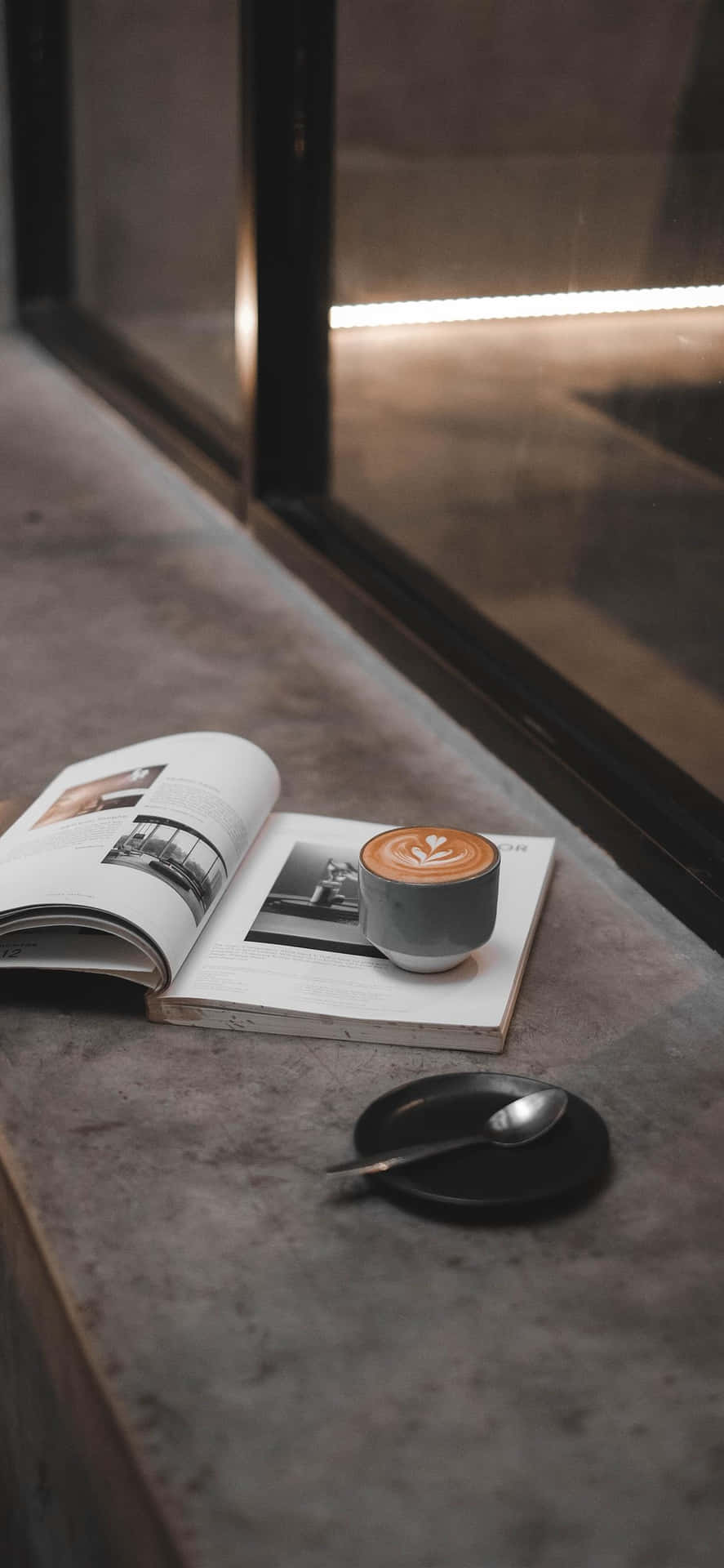 Kul af kaffebilleder på bogvæg tapet