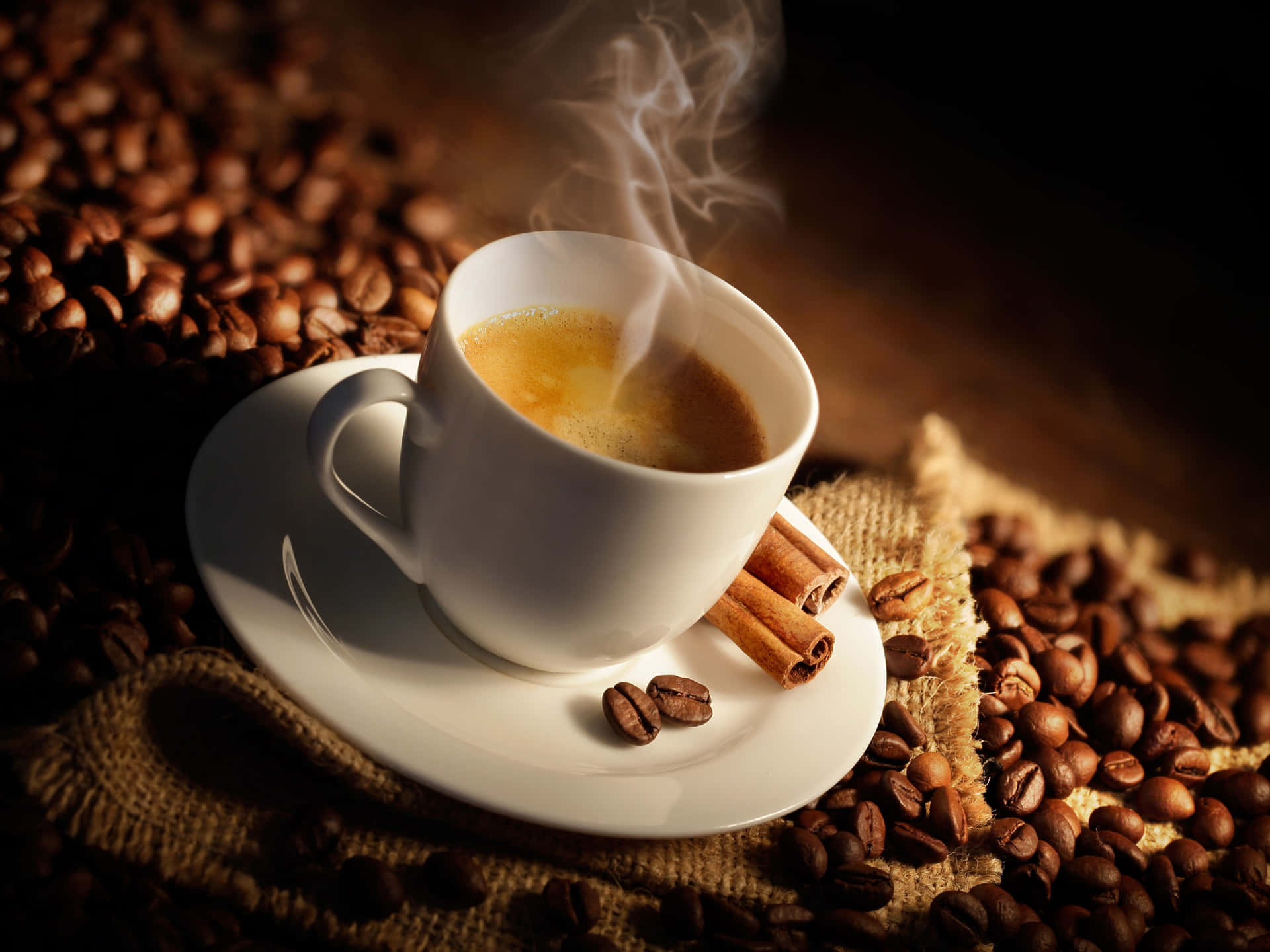 Billeder af en kop kaffe med kanel