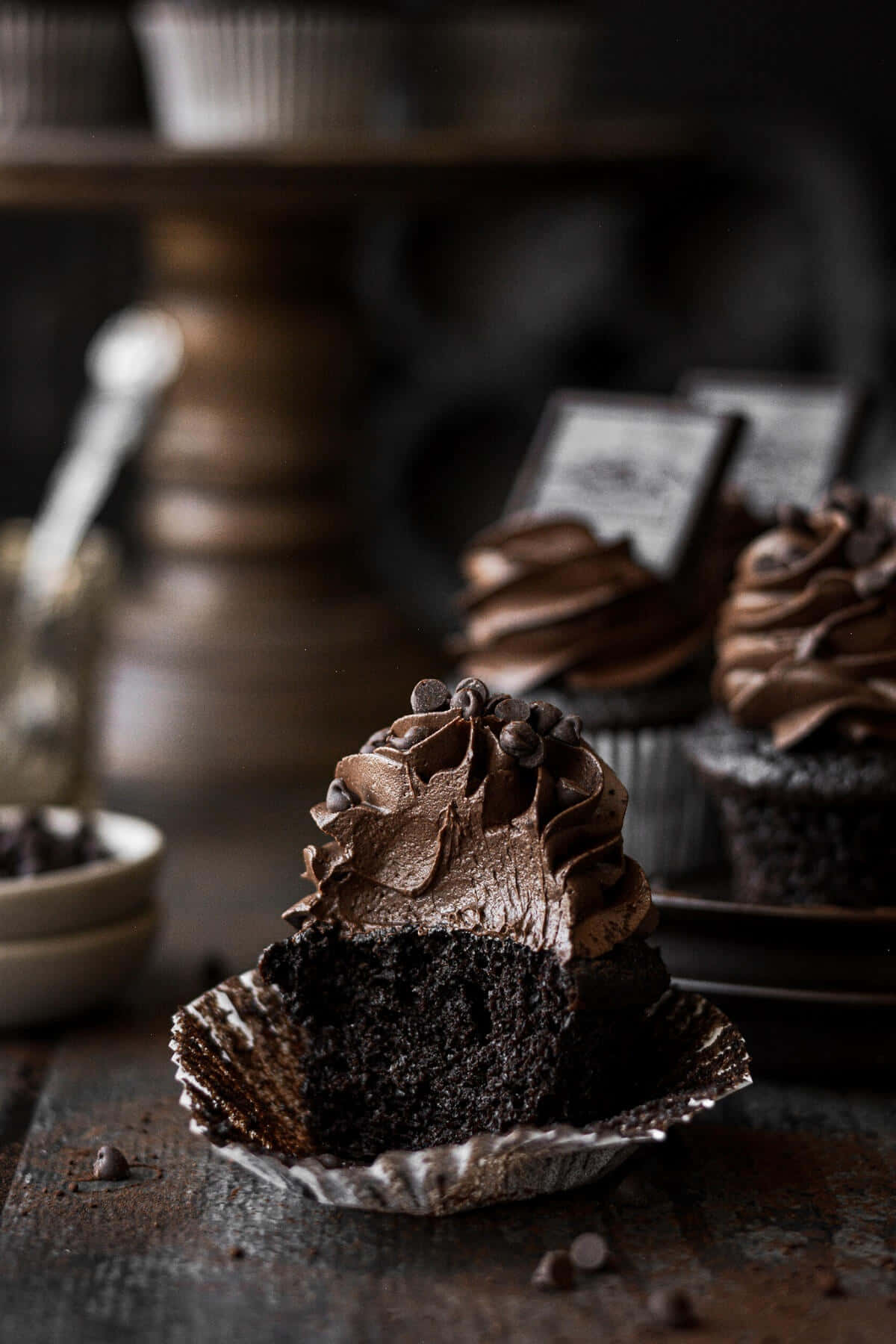 Deliciese Com Deliciosidade - Um Delicioso Cupcake Completamente Decorado Com Creme E Granulado De Chocolate