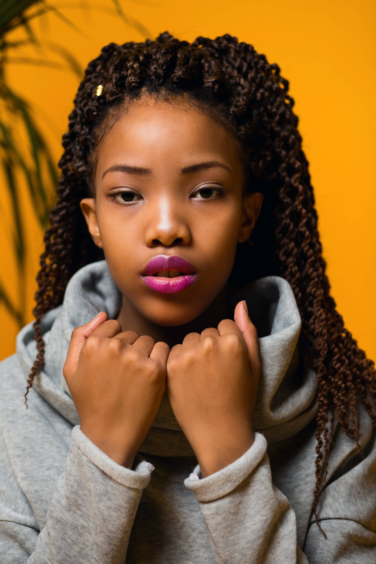 Retratode Una Chica Negra De Cabello Rizado Fondo de pantalla