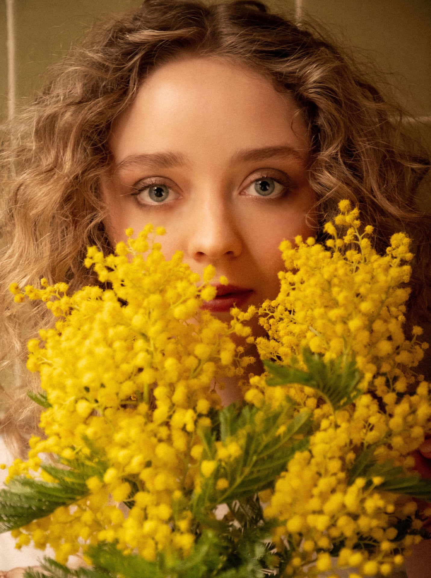 Kvinne Med Krøllete Hår Og Gule Blomster Bakgrunnsbildet