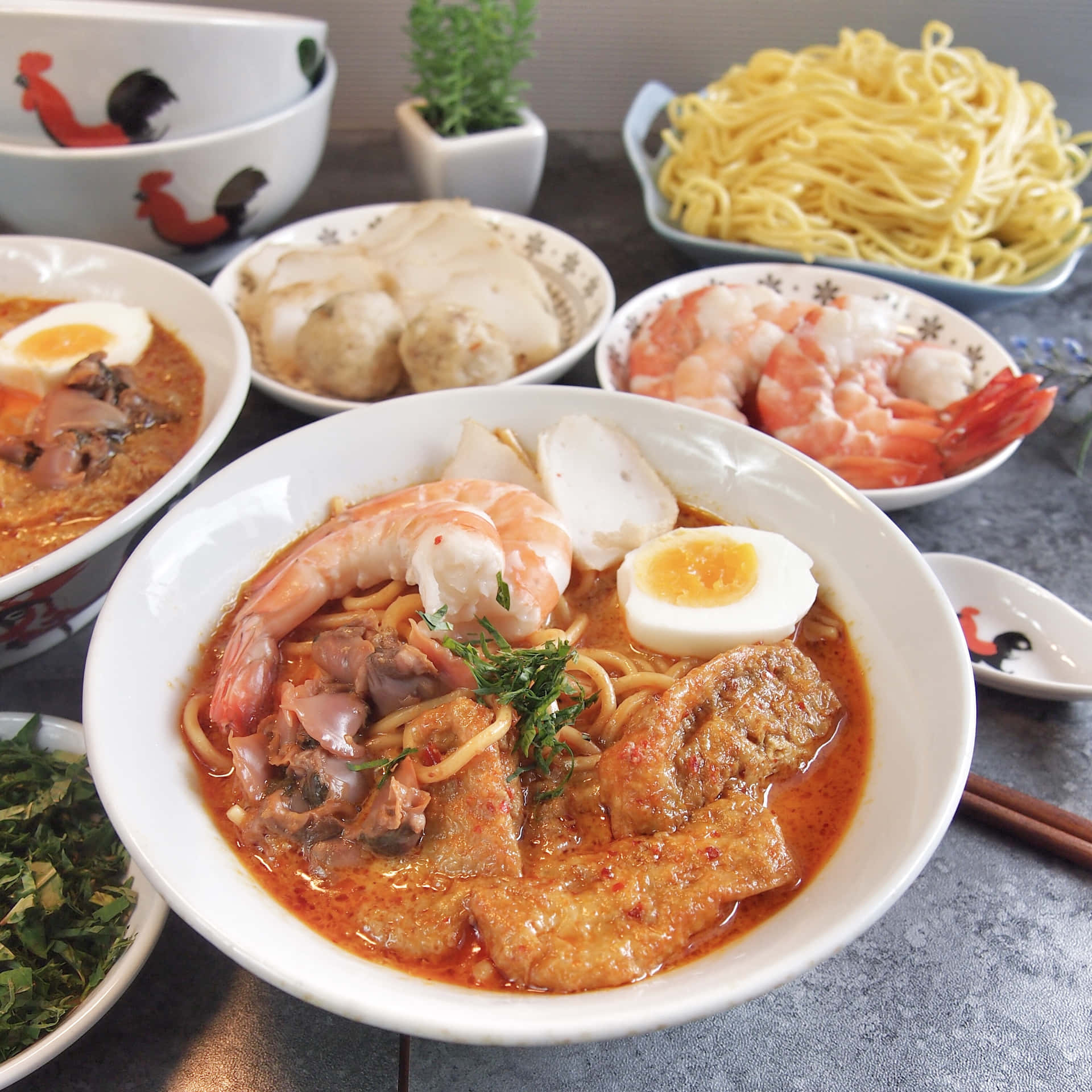 Curry Laksa omgivet af ingredienser fra asiatiske fødevarer Wallpaper
