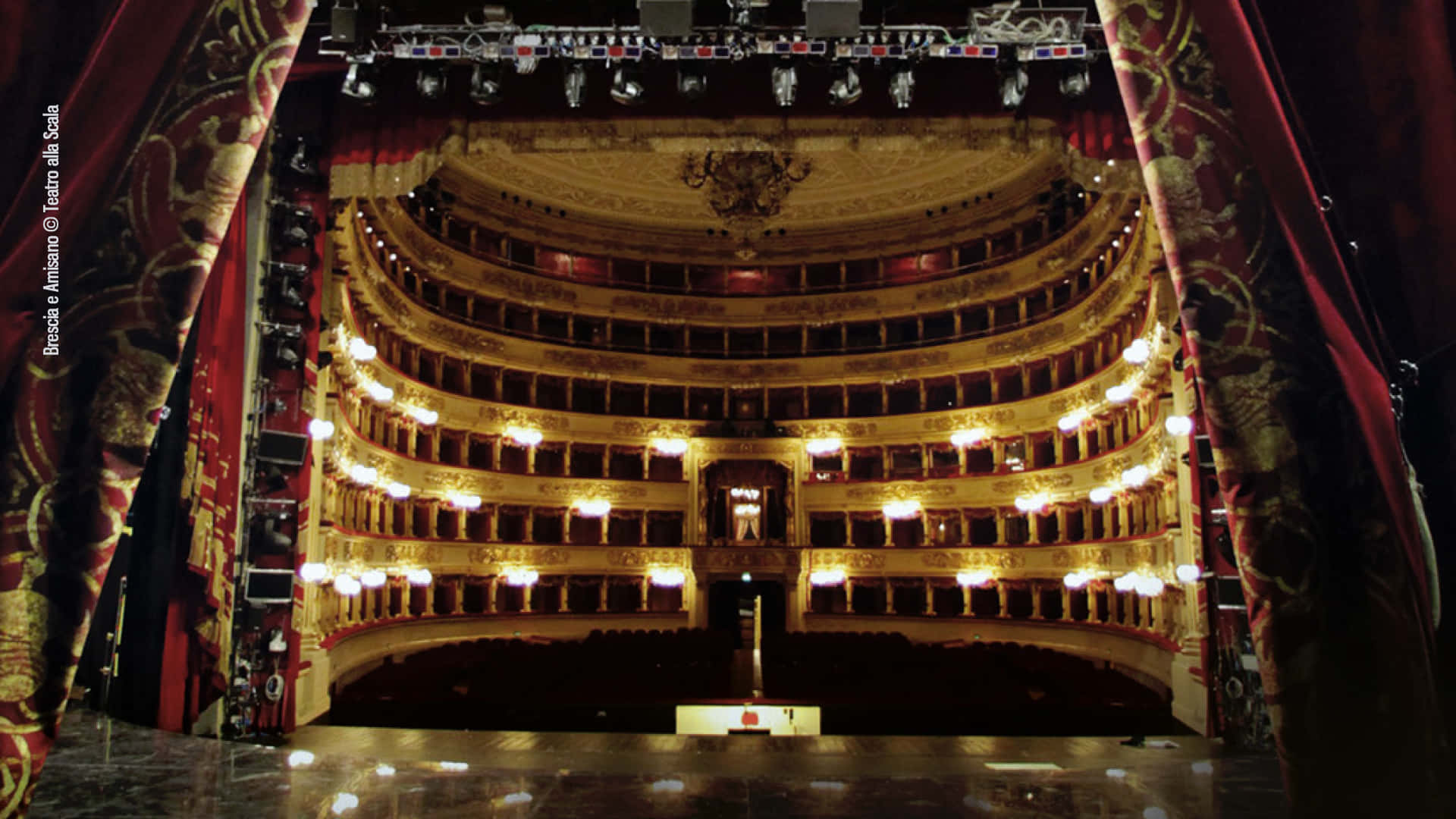 Cortinasabriéndose Sobre El Escenario Del Teatro La Scala Opera. Fondo de pantalla