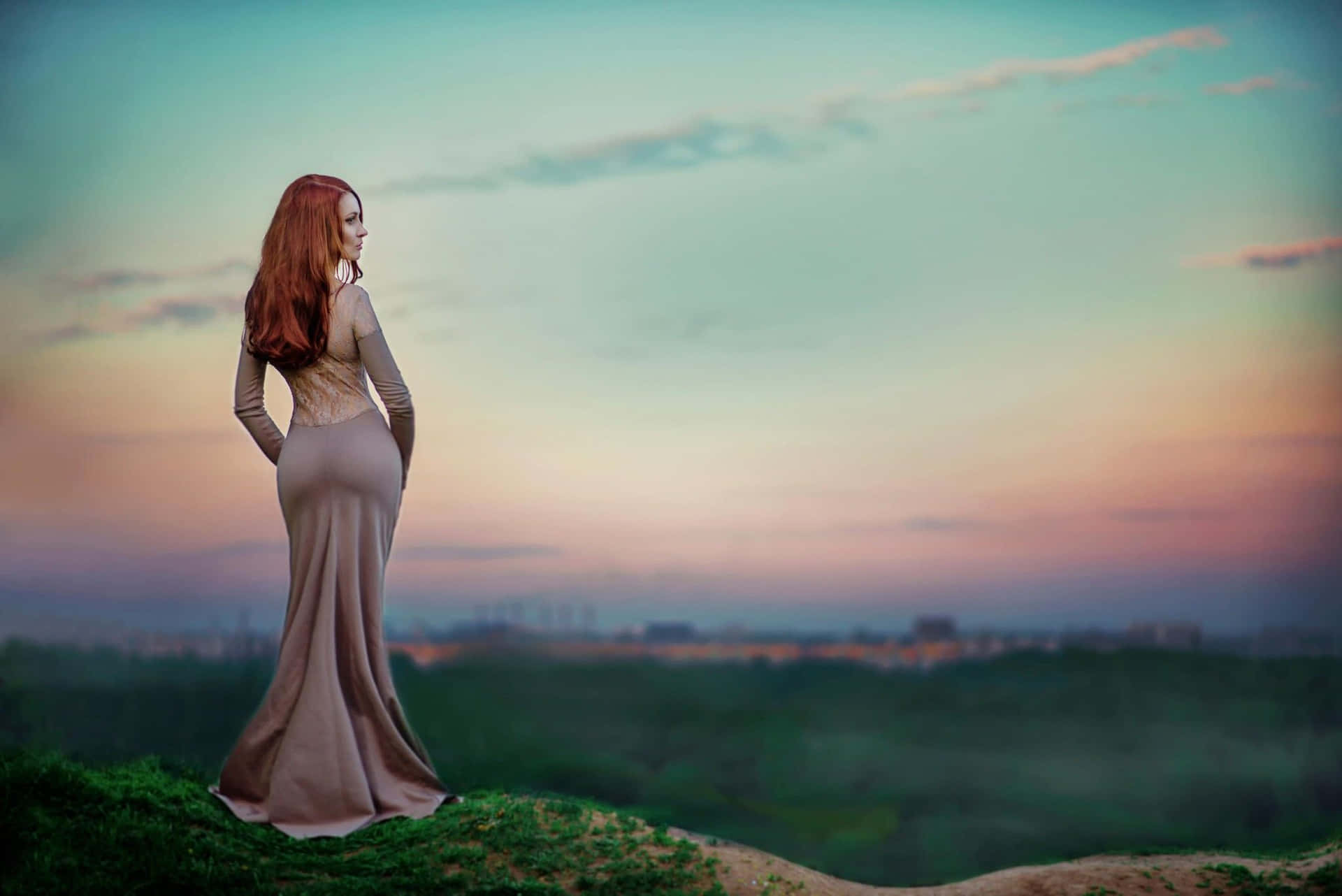 Mujercurvilínea Con Hermosa Vista Al Cielo. Fondo de pantalla