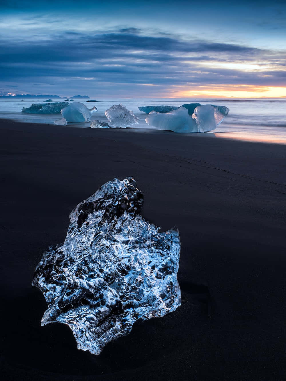 Icebergsna Praia Ao Pôr Do Sol. Papel de Parede