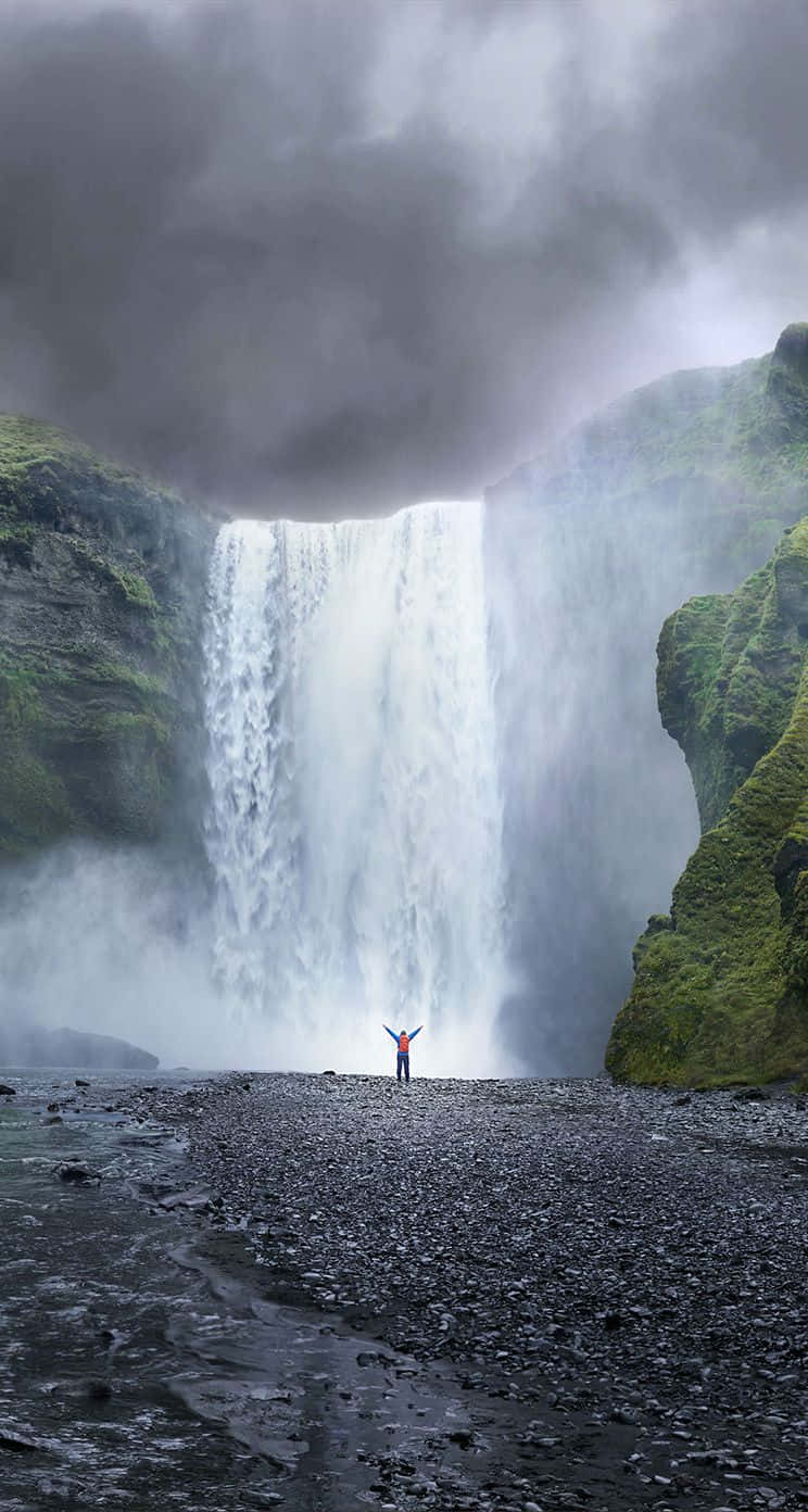 Einmann Steht Vor Einem Wasserfall. Wallpaper