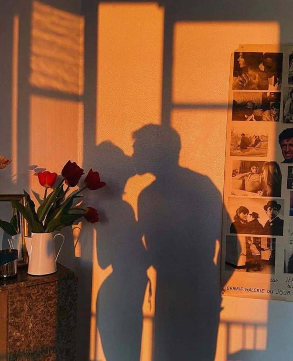 Niedlichesästhetisches Bild Eines Paares, Das Sich Im Schatten Küsst.